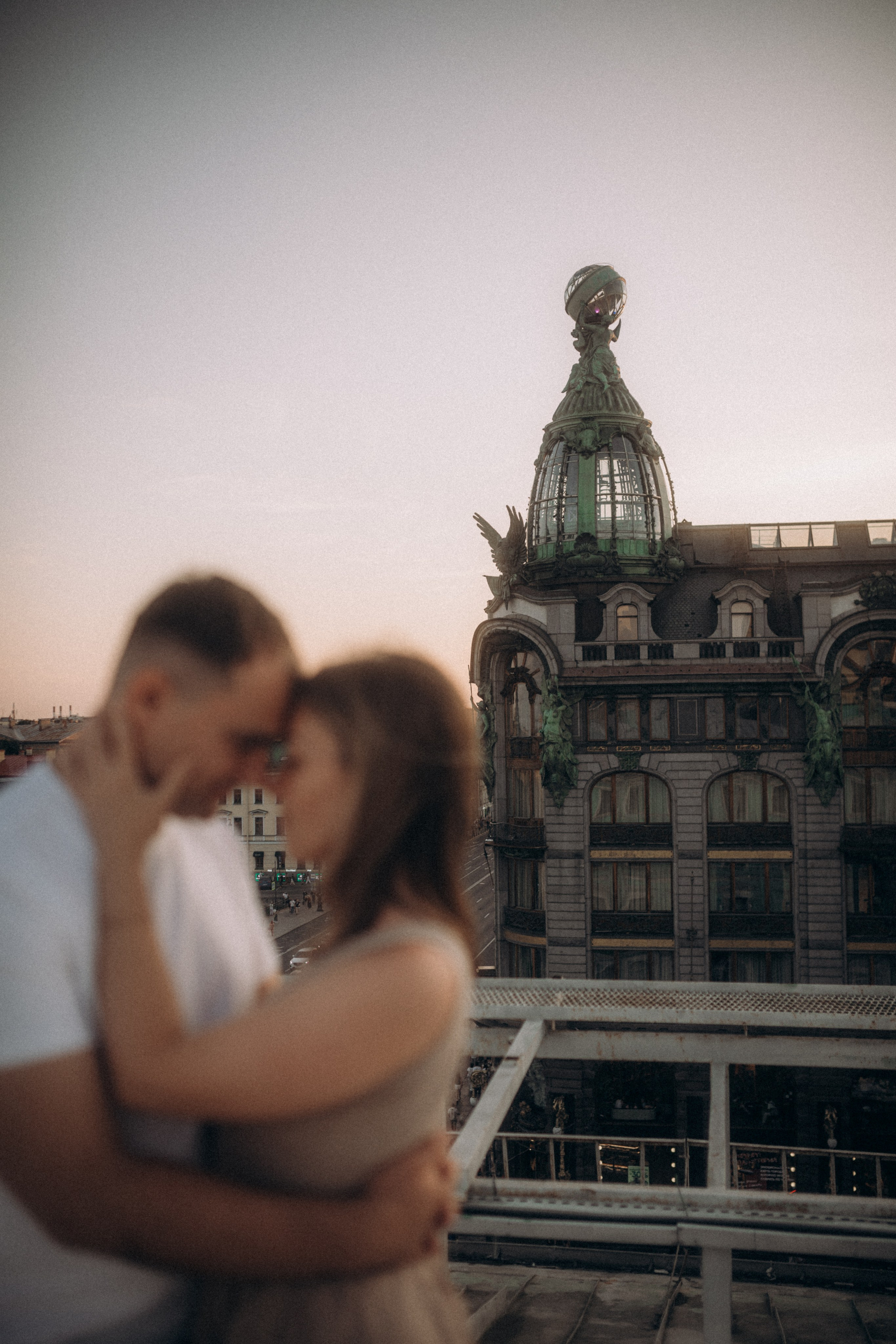 Мы сидим на питерской, теплой крыше. Фотограф в Санкт Петербурге Лара Великова