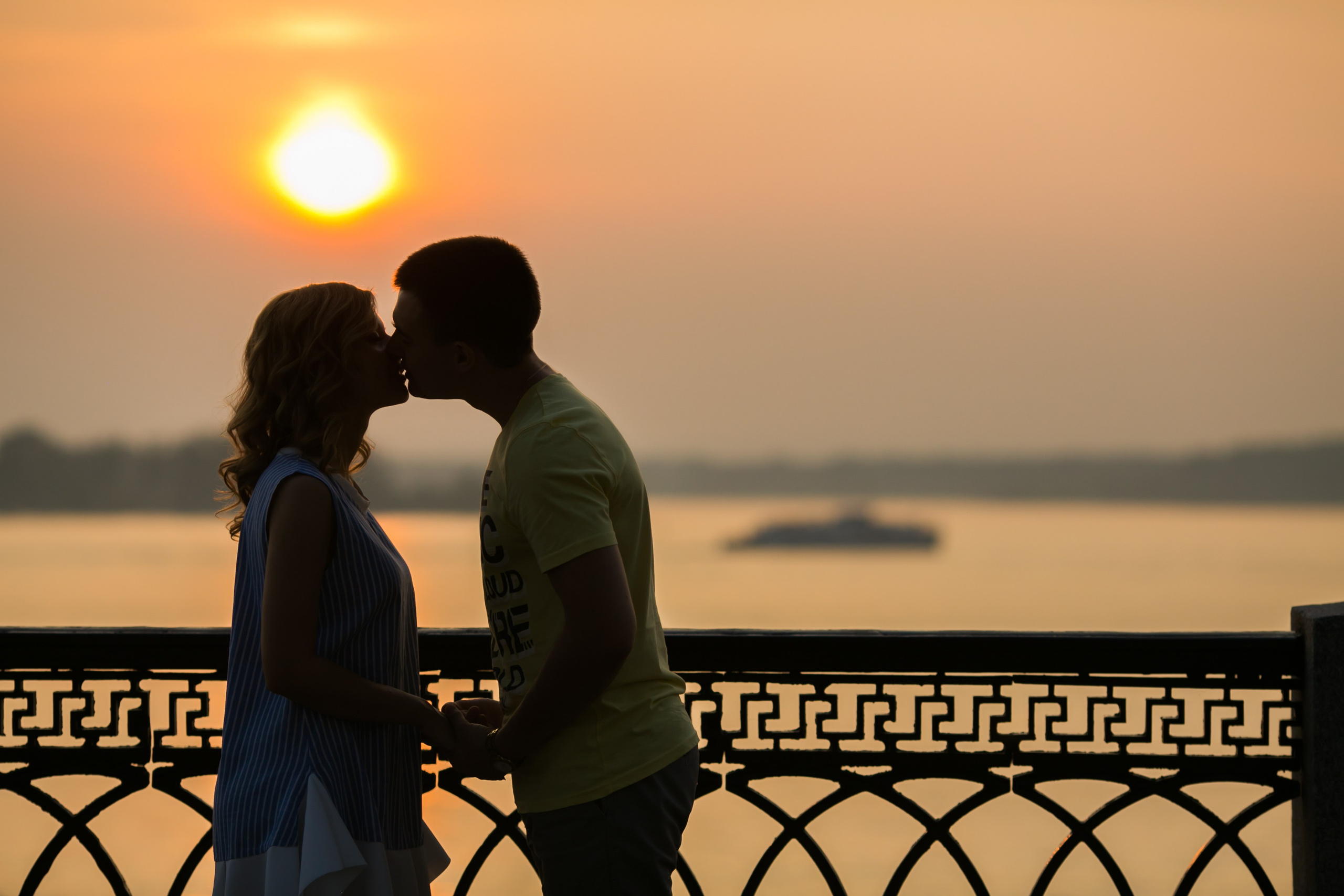 Love Story на набережной в Самаре. Свадебный фотограф, видеограф в Самаре, Самарской области. Видеосъемка