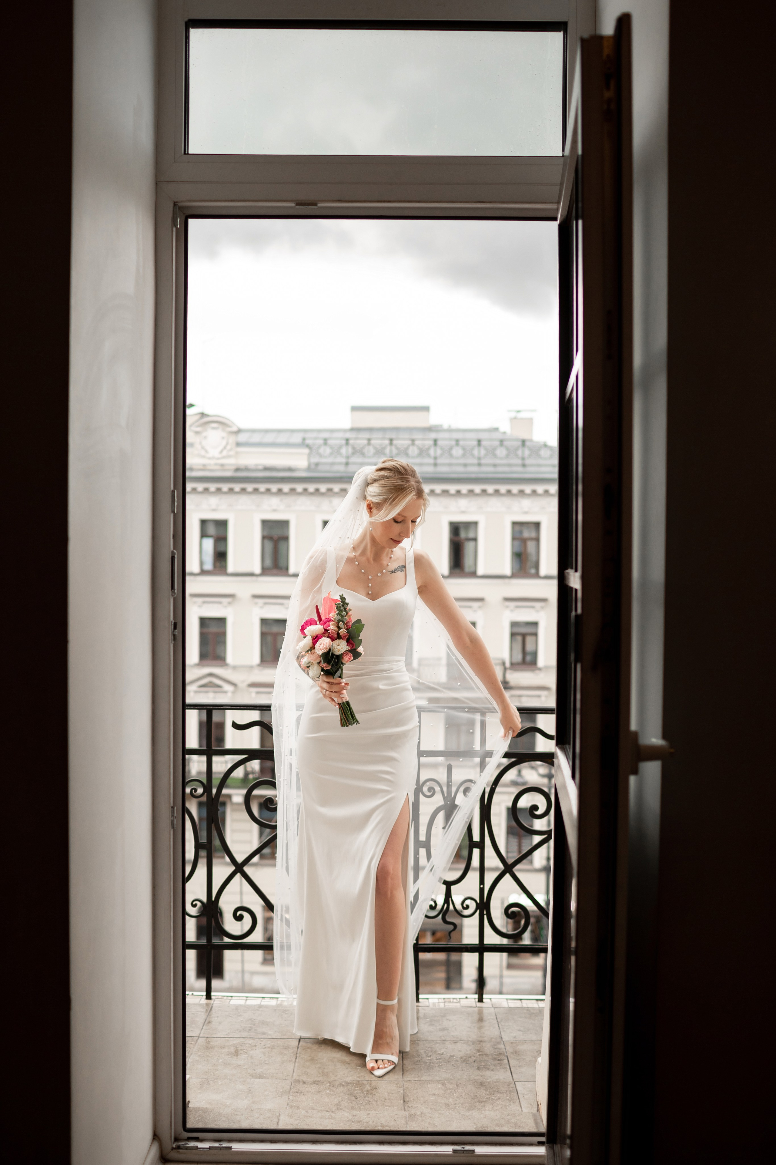 Свадебная фотосессия во дворцах Петербурга. Свадебный фотограф Кирилл Белый