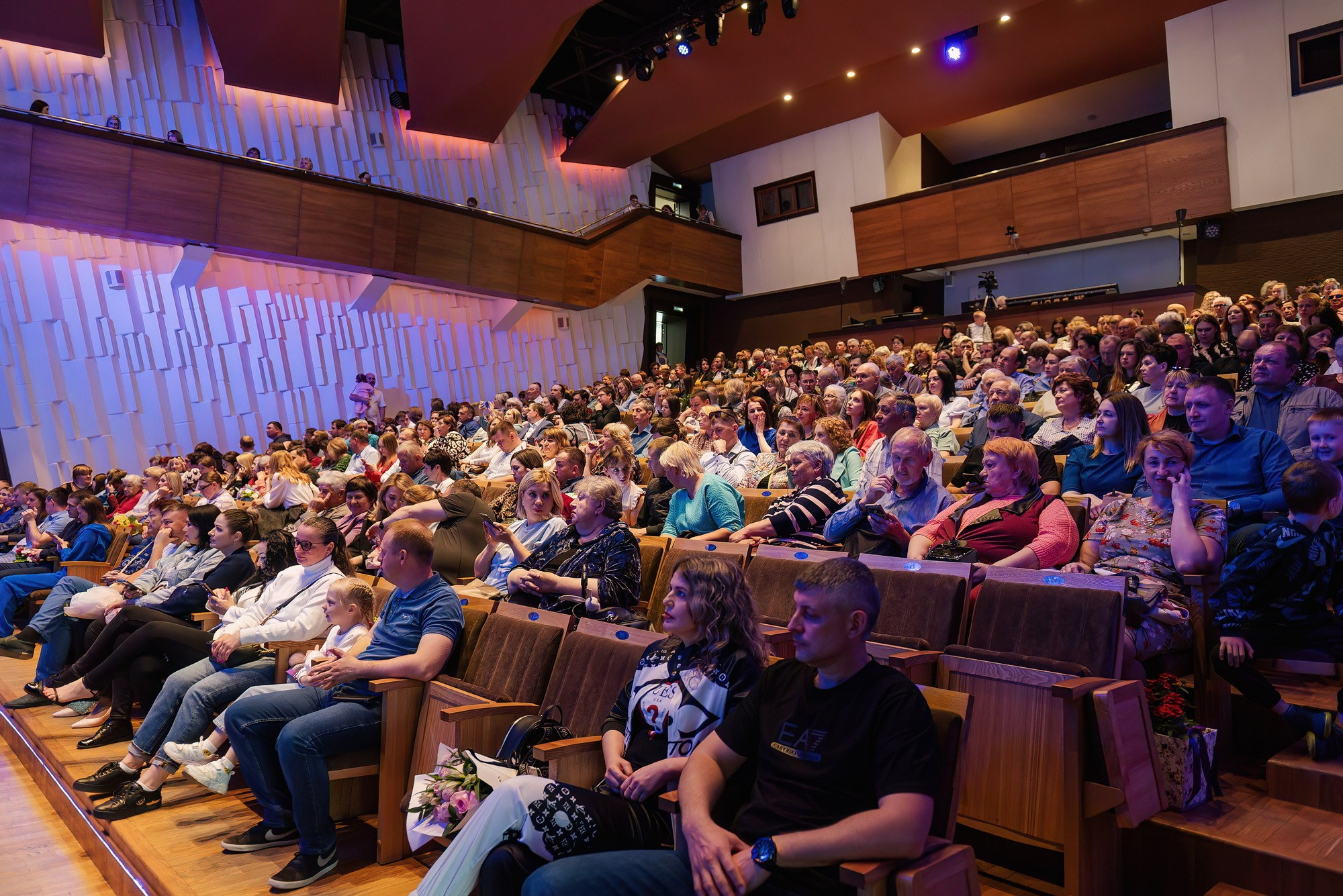 Отчетный концерт Образцового коллектива Алтая театра эстрадной песни «Созвездие». Свадебный и репортажный фотограф Никита Сницарев в Барнауле