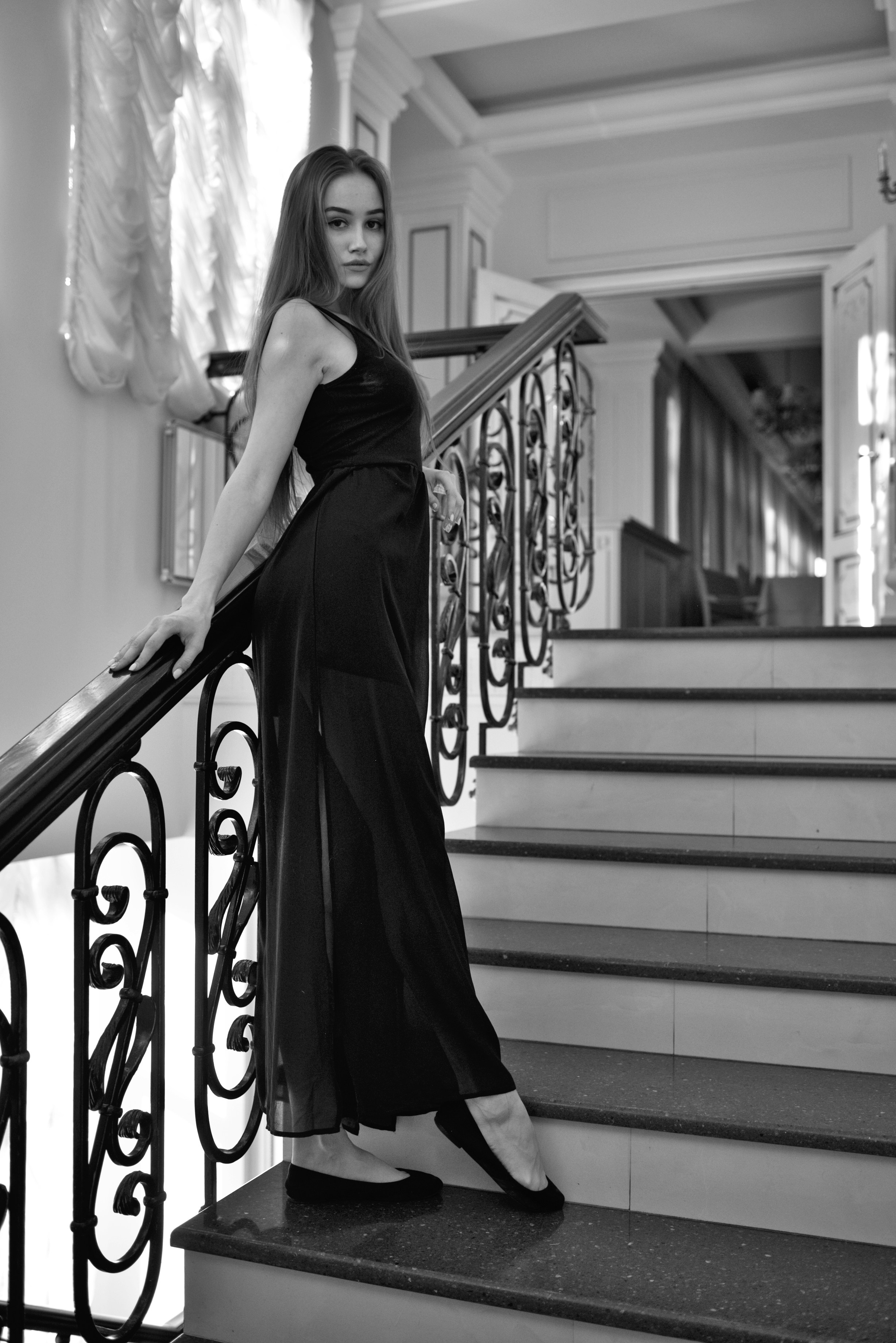 Фотосессия очень красивой девушки на лестнице в ресторане Онегин. Юля Лескова