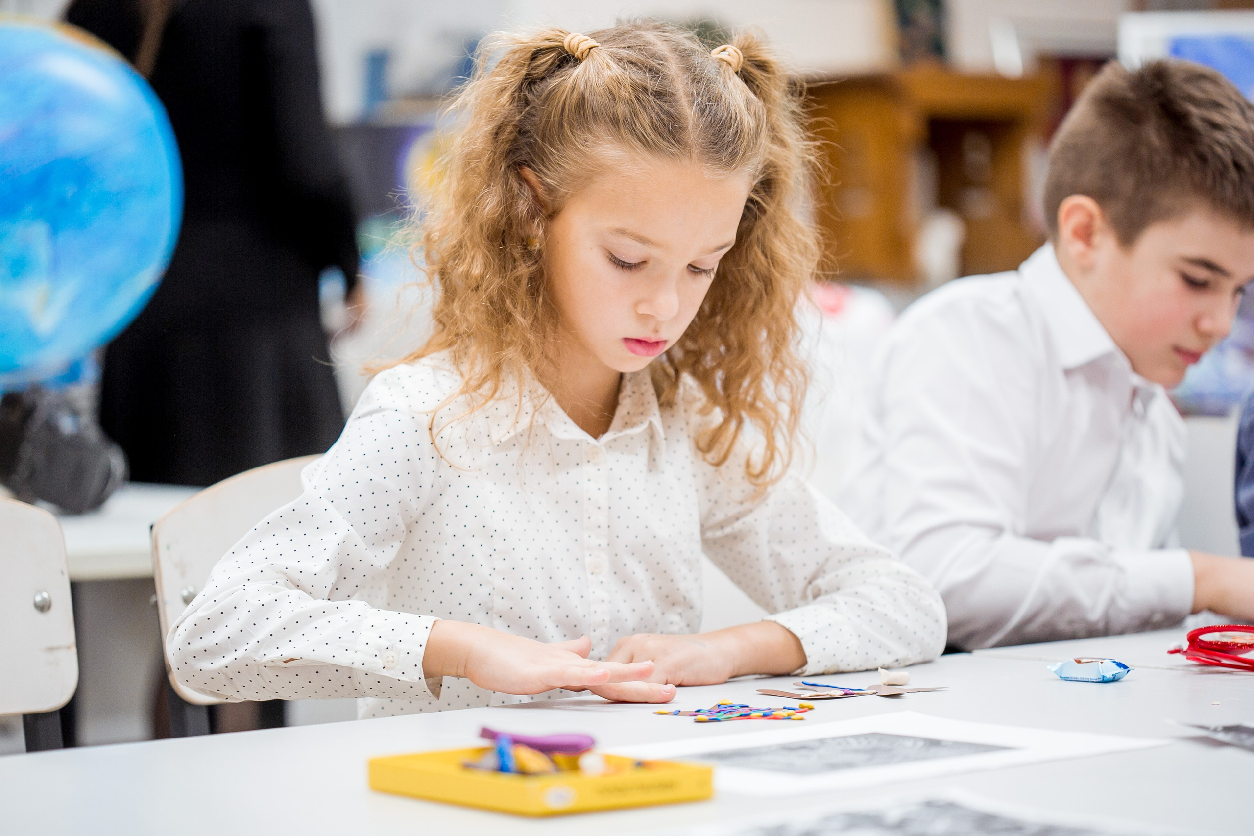Школьники делают поделки к Новому году. Репортажный фотограф Борис Геер