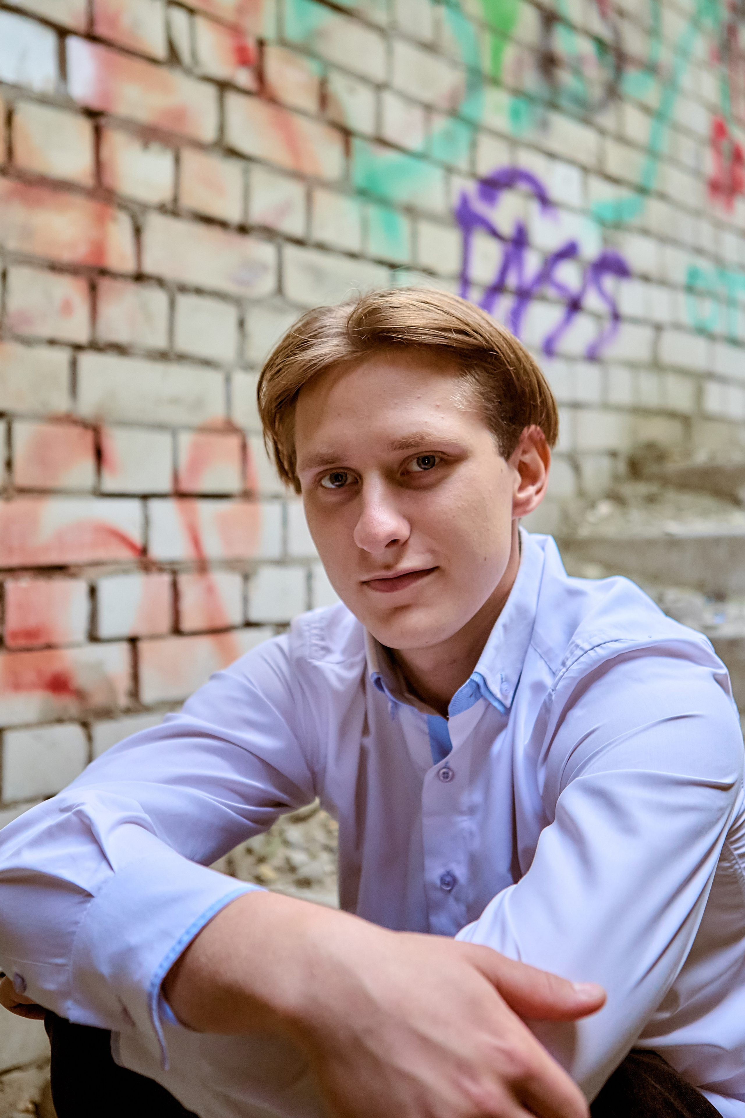 Мужской портрет в заброшенном здании