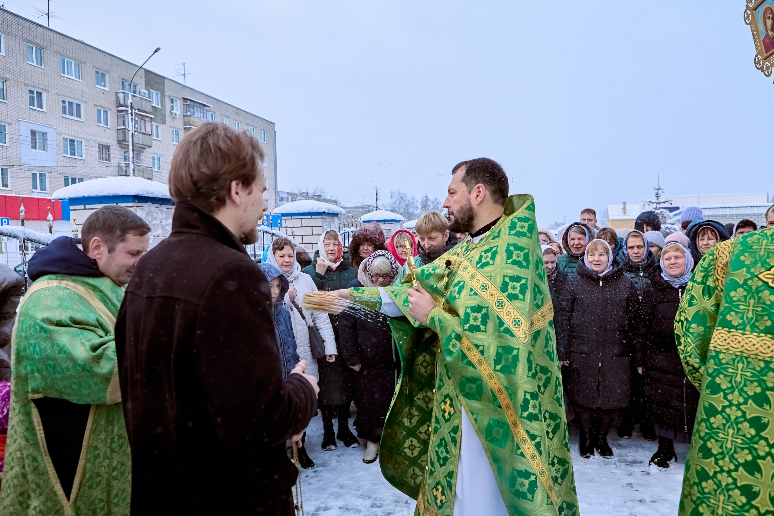 Кропление Святой водой прихожан идущих в крестном ходе