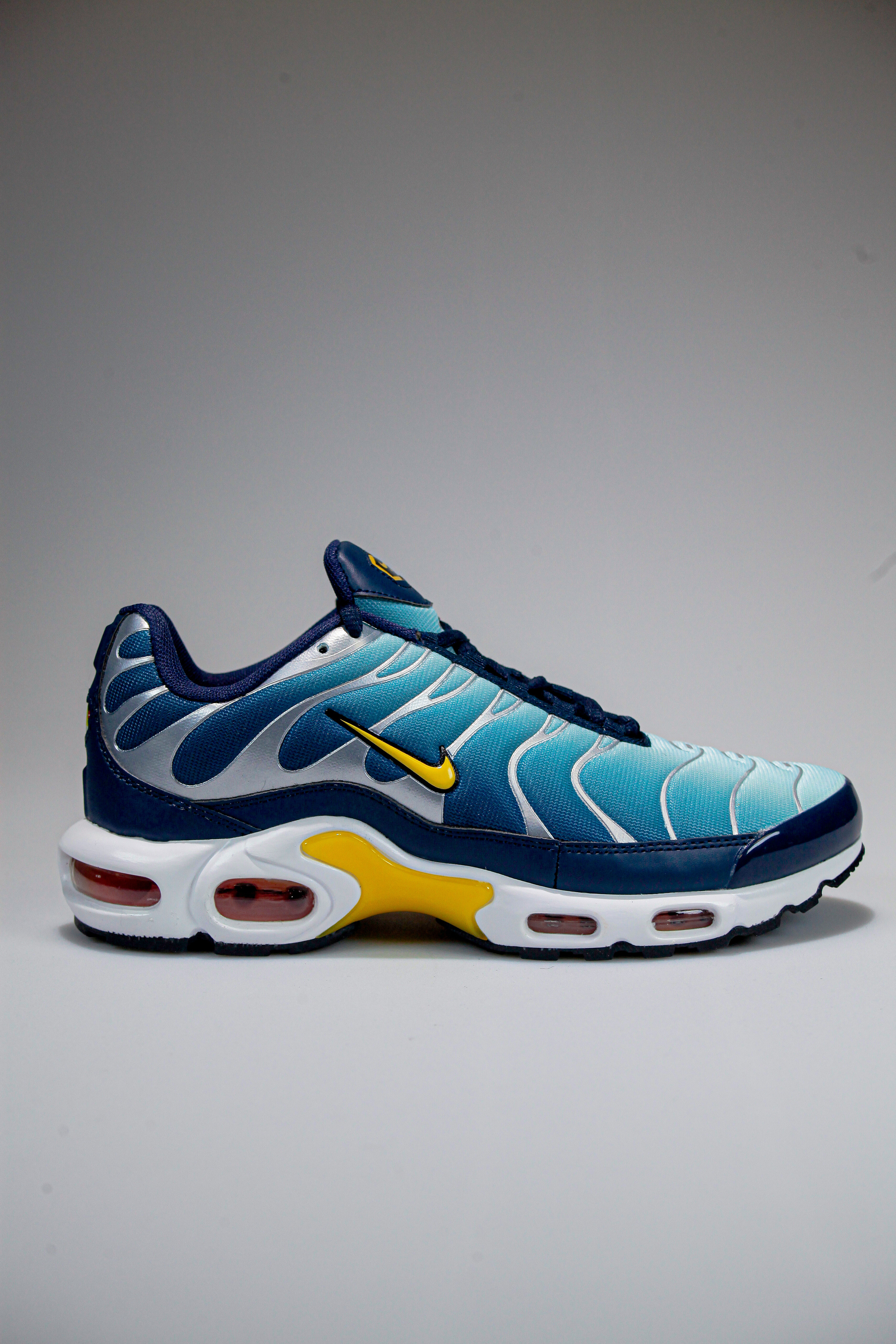 Съемка кроссовок для маркет-плэйсов. Фотограф в Санкт-Петербурге