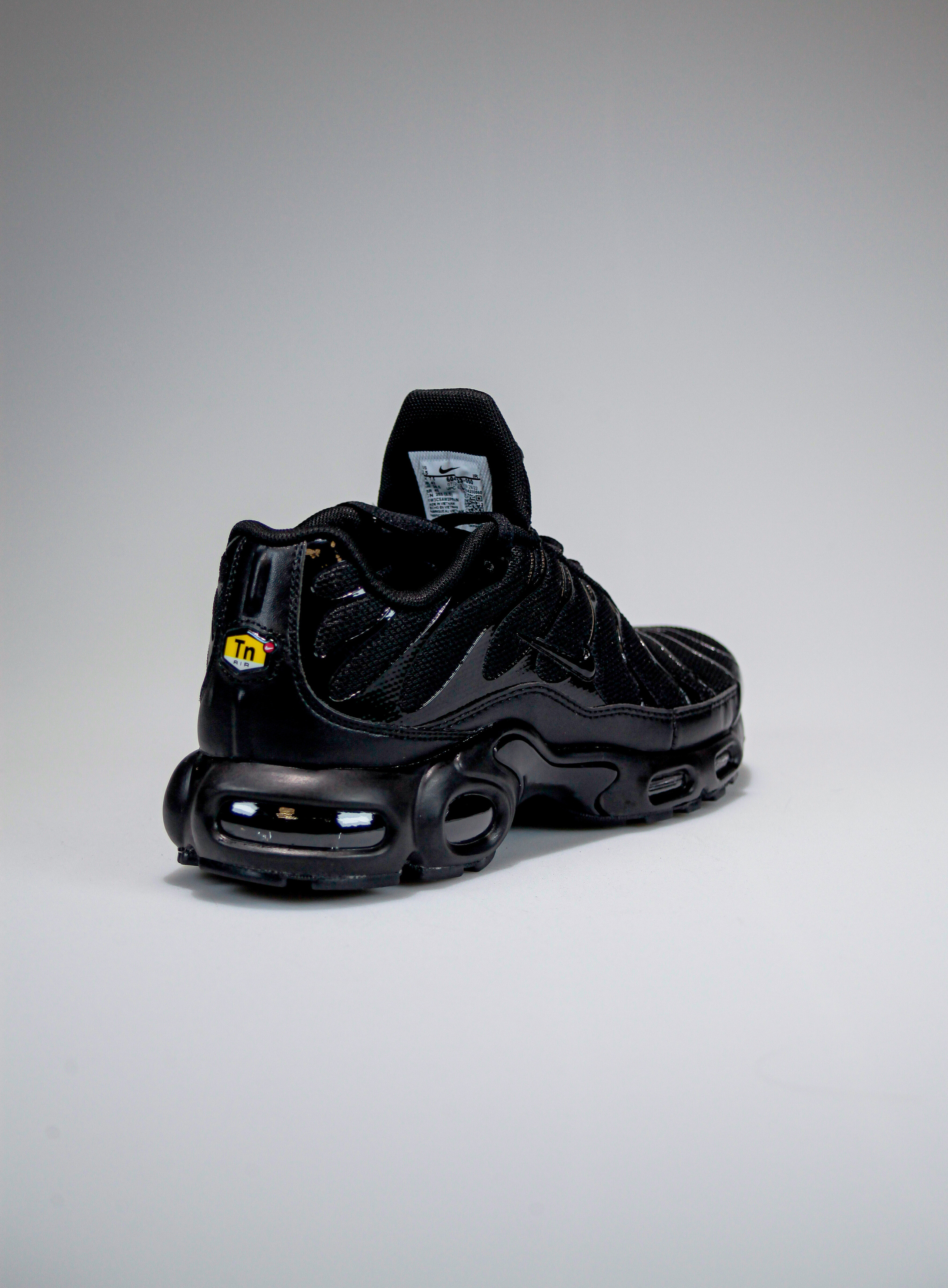 Съемка кроссовок для маркет-плэйсов. Фотограф в Санкт-Петербурге