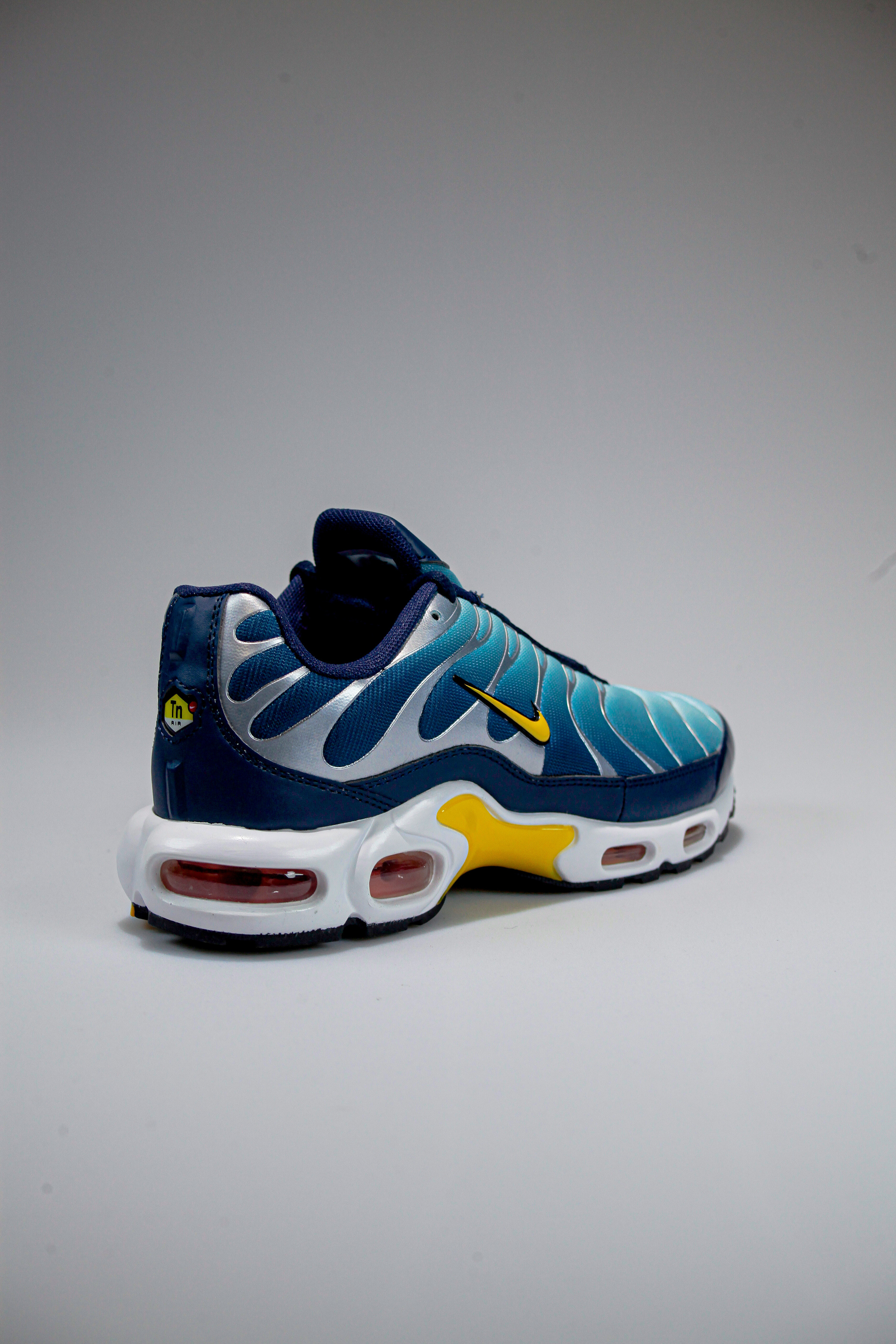 Съемка кроссовок для маркет-плэйсов. Фотограф в Санкт-Петербурге