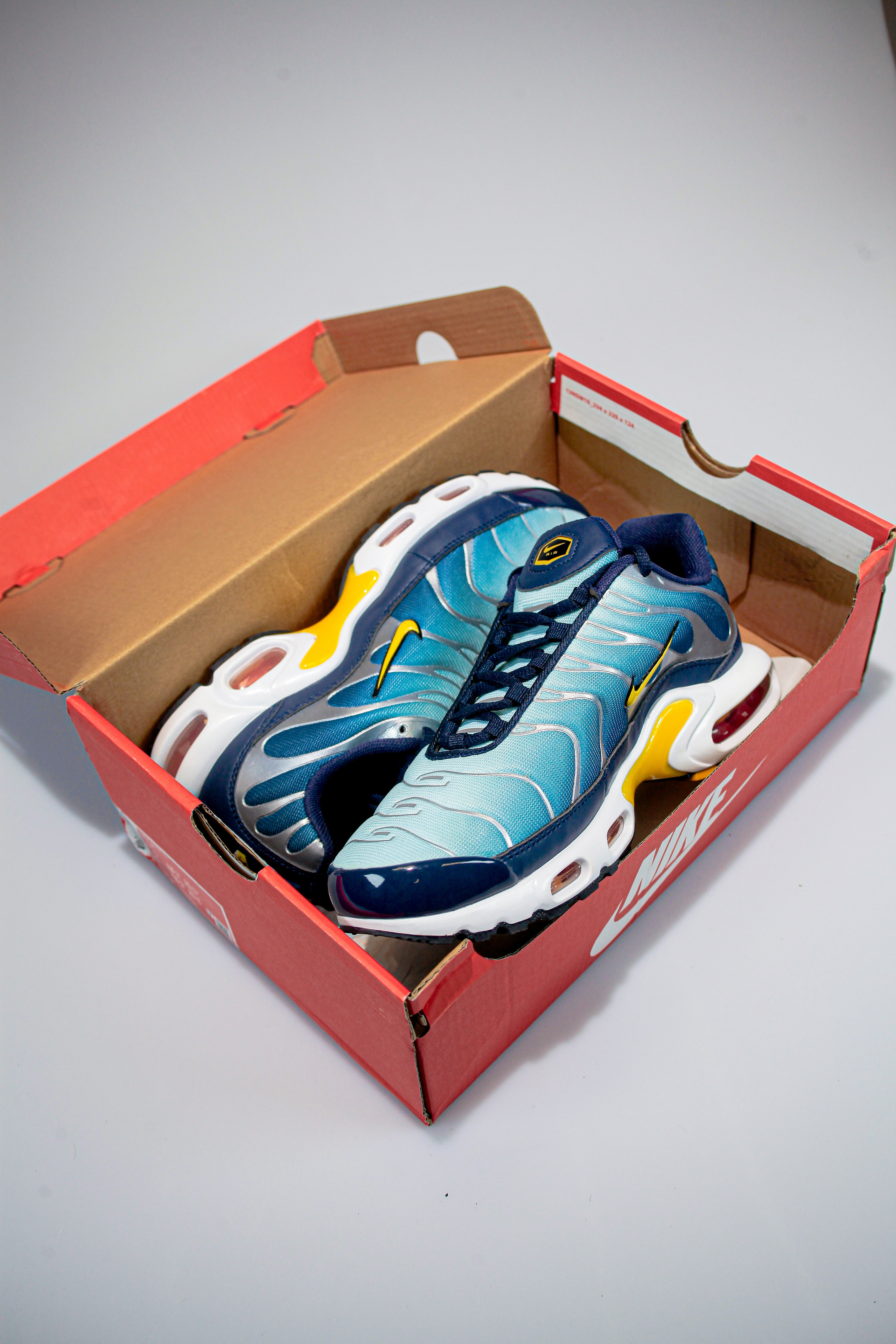 Съемка кроссовок для маркет-плэйсов. Фотограф в Санкт-Петербурге