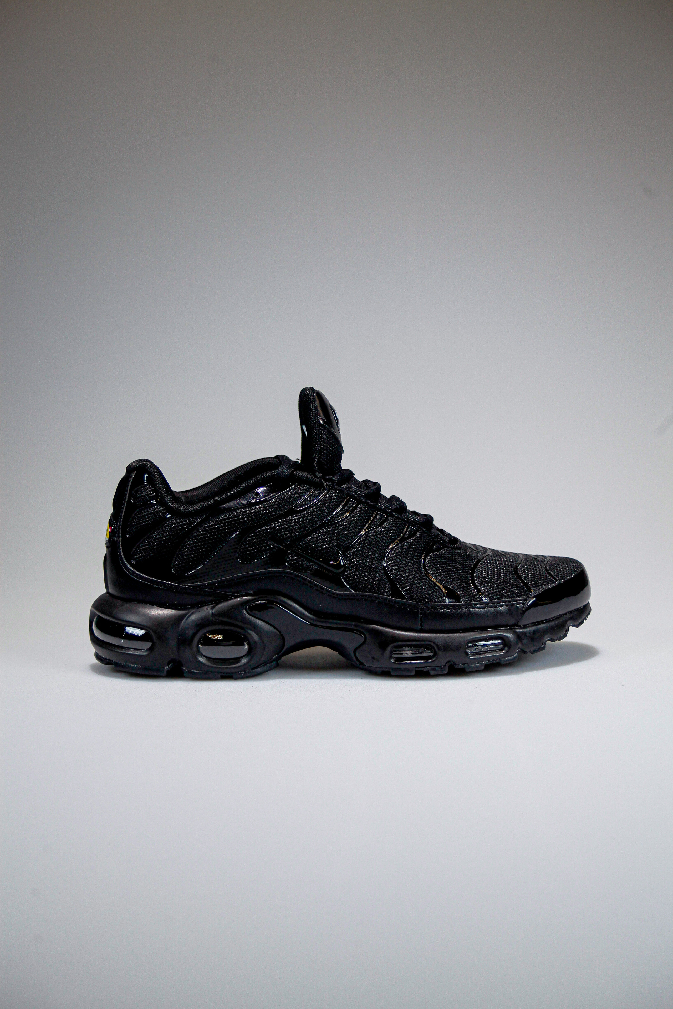 Съемка кроссовок для маркет-плэйсов. Фотограф в Санкт-Петербурге