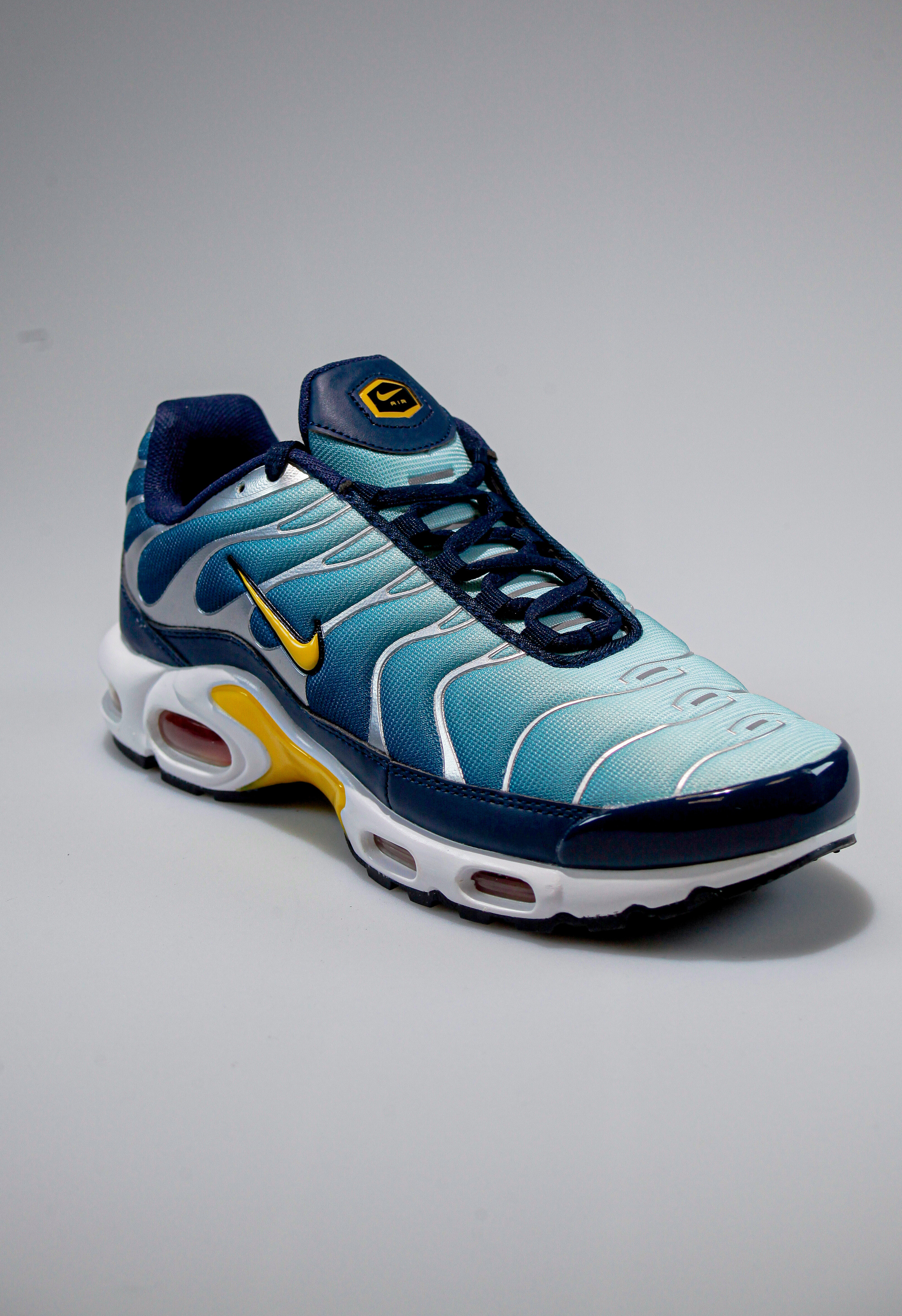 Съемка кроссовок для маркет-плэйсов. Фотограф в Санкт-Петербурге