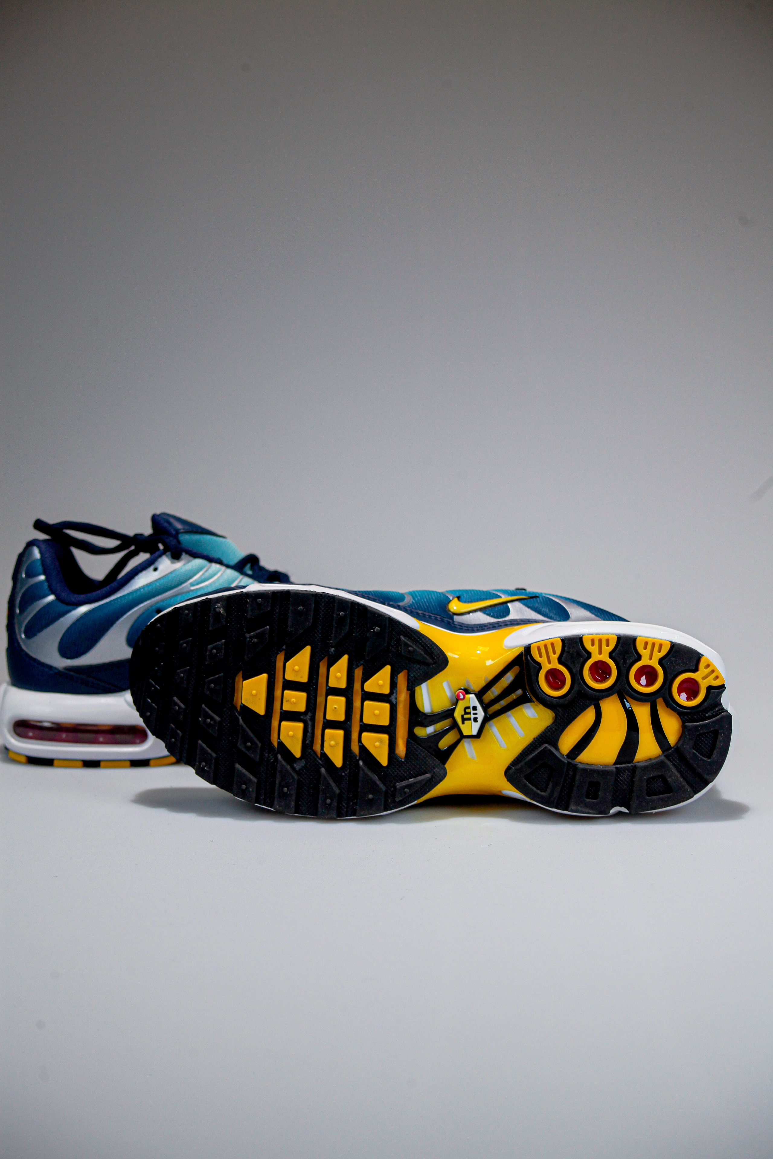 Съемка кроссовок для маркет-плэйсов. Фотограф в Санкт-Петербурге