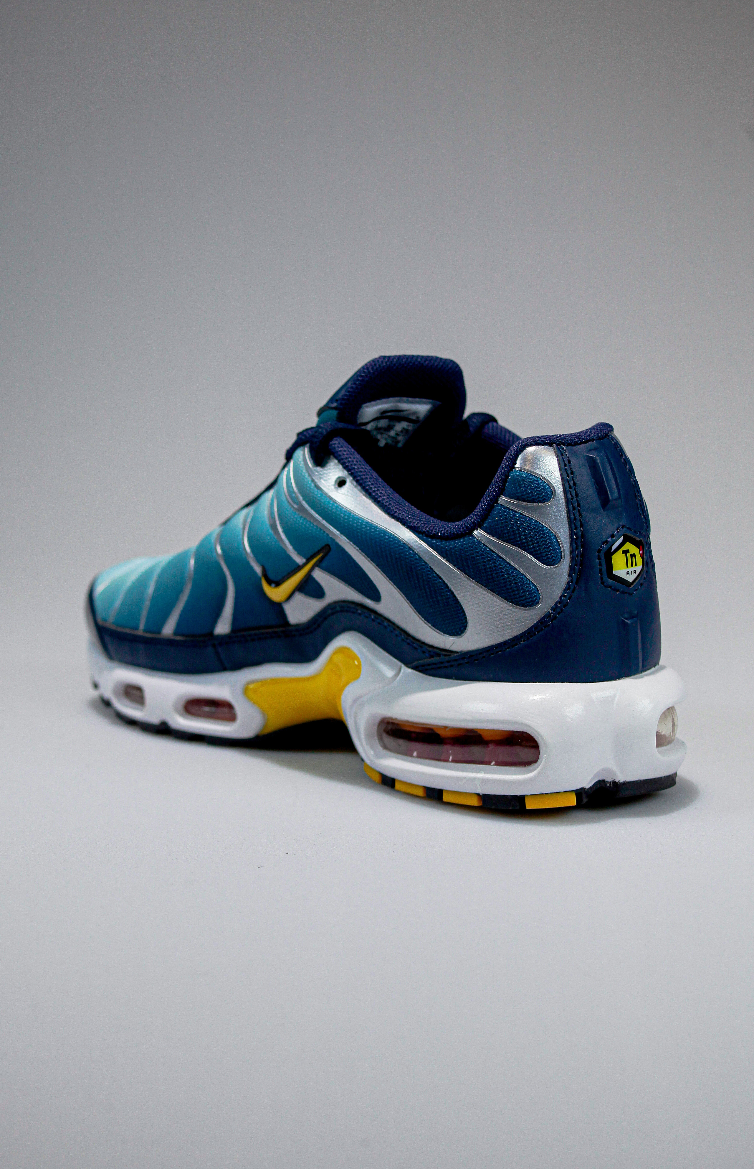 Съемка кроссовок для маркет-плэйсов. Фотограф в Санкт-Петербурге