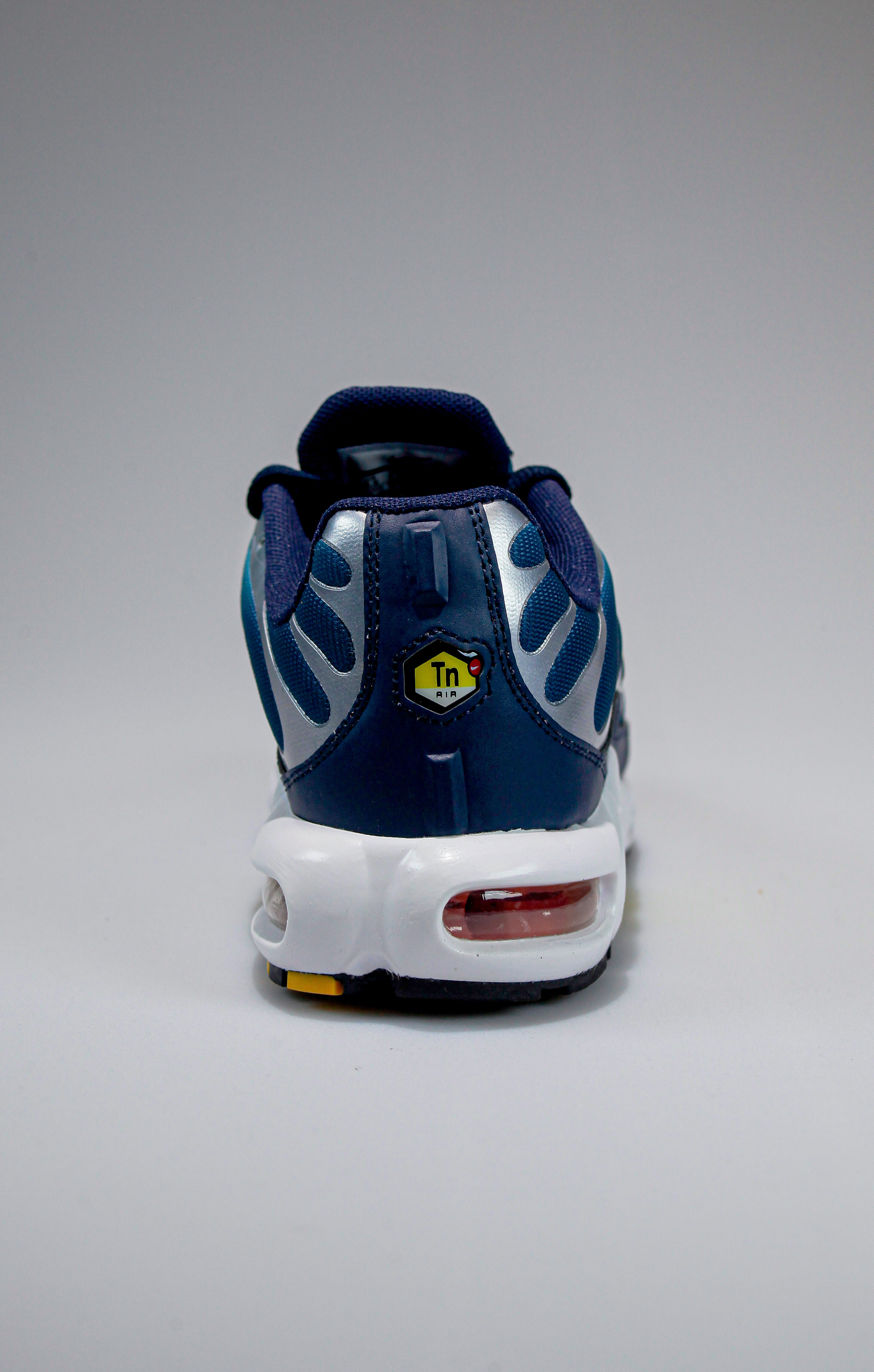 Съемка кроссовок для маркет-плэйсов. Фотограф в Санкт-Петербурге