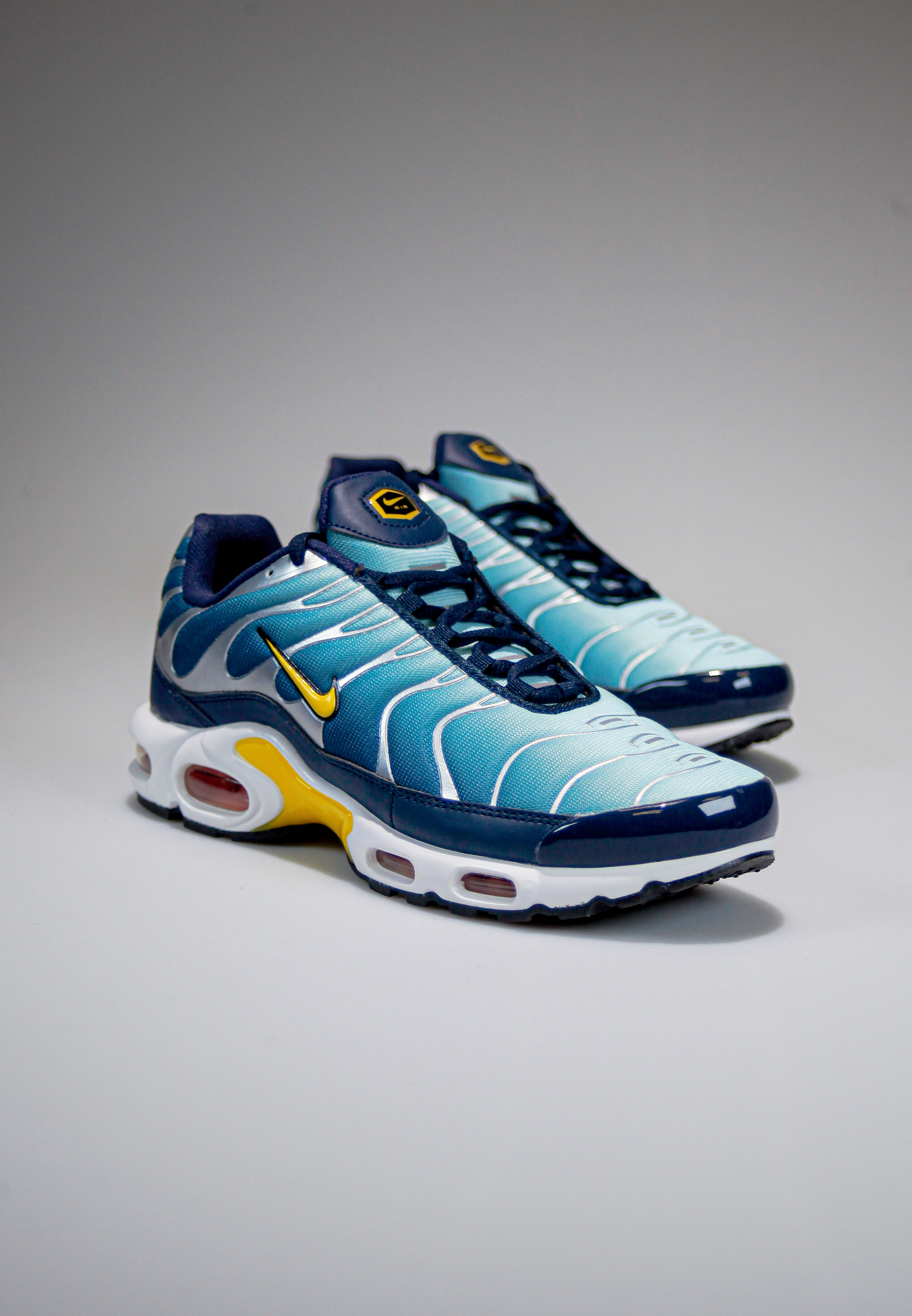 Съемка кроссовок для маркет-плэйсов. Фотограф в Санкт-Петербурге