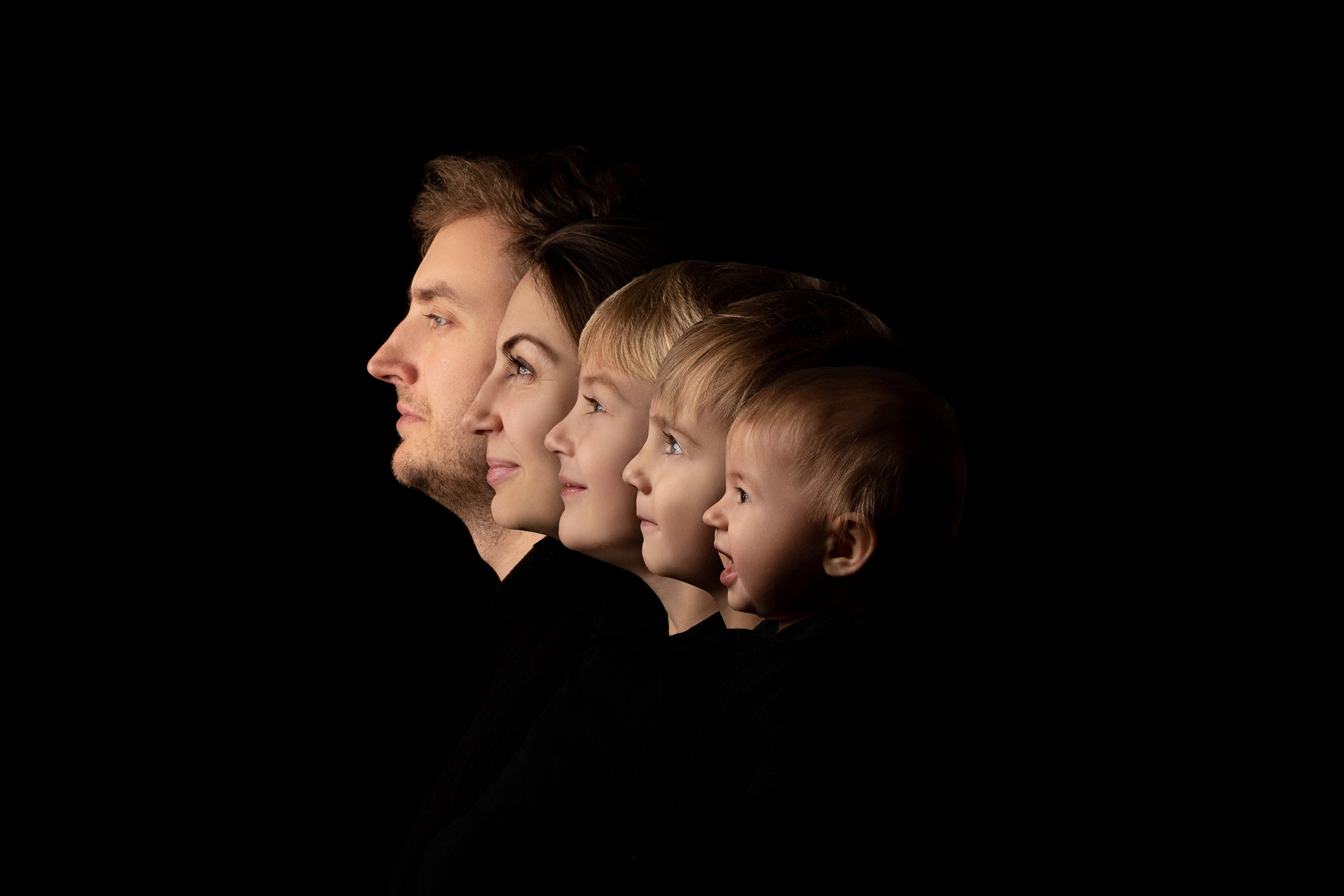 Большая семья из 5ти человек - мама, папа и трое детей 