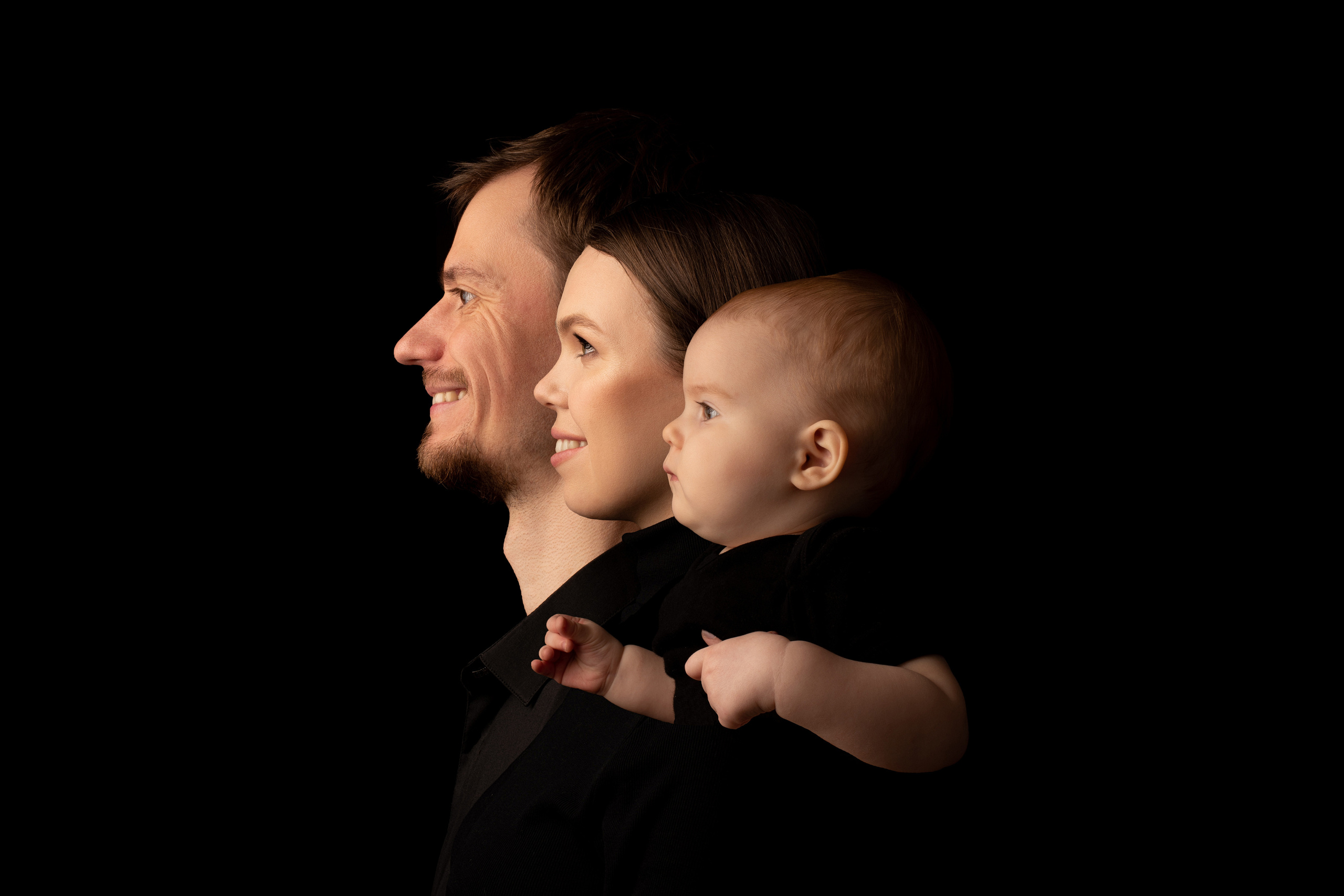 Семейный портрет молодой семьи - мама, папа и дочка. 