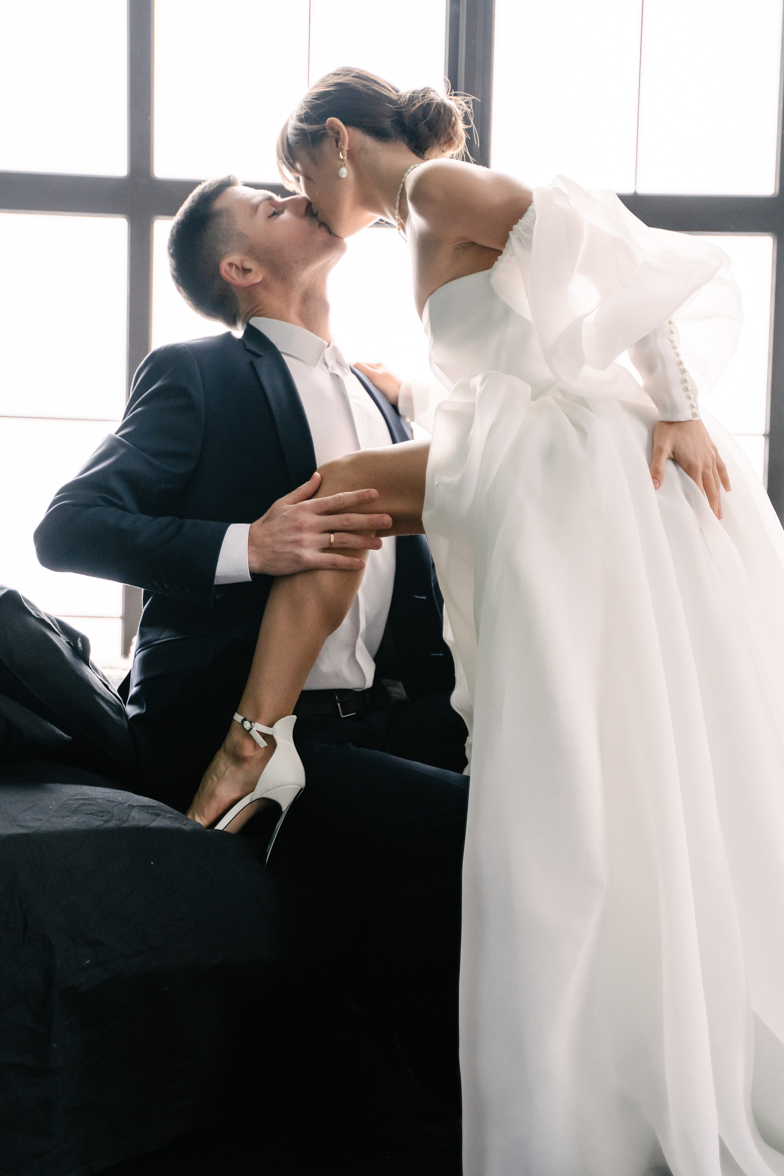 невеста поставила ложку красиво для поцелуя с женихом