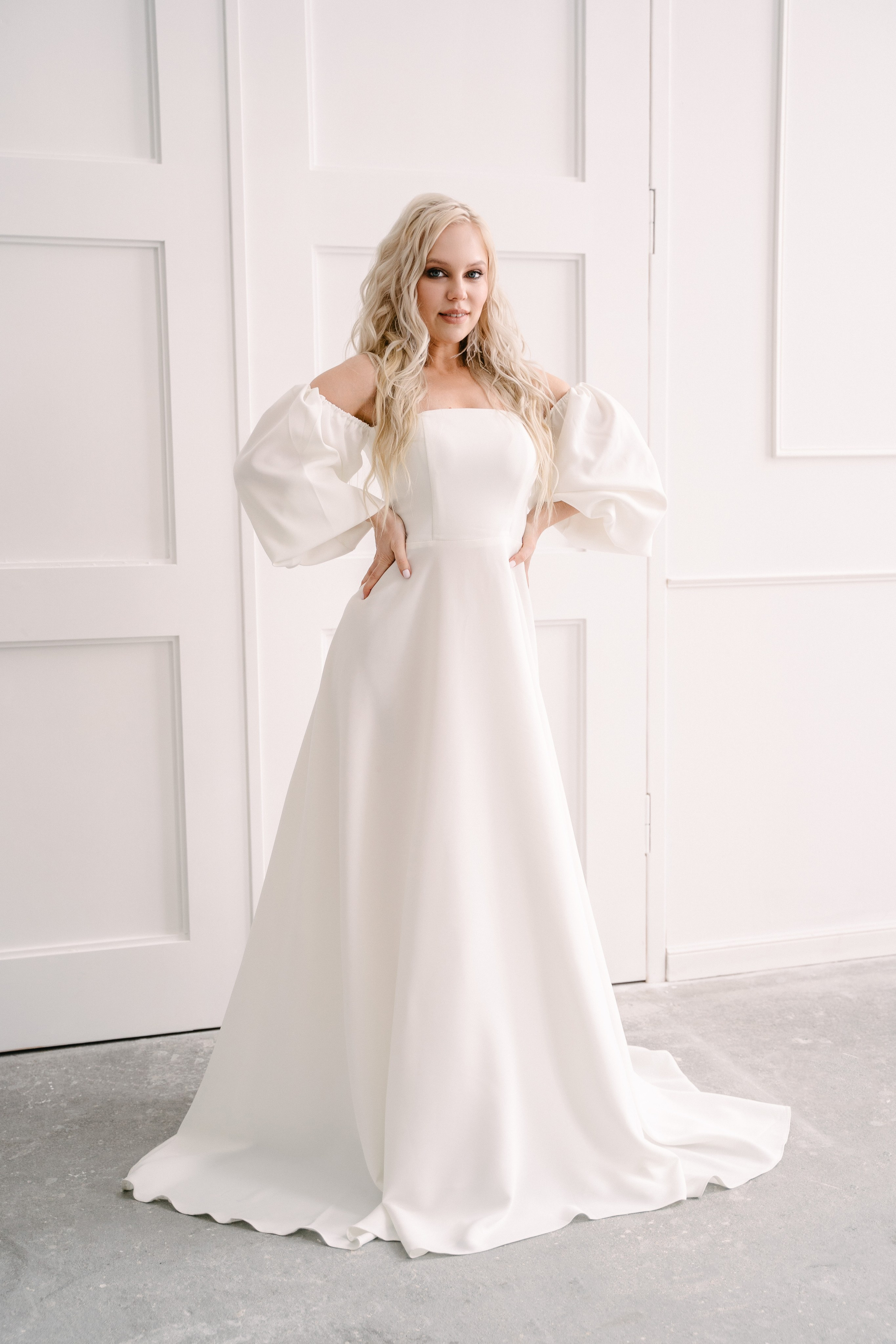 невеста в белом платье позирует в студии