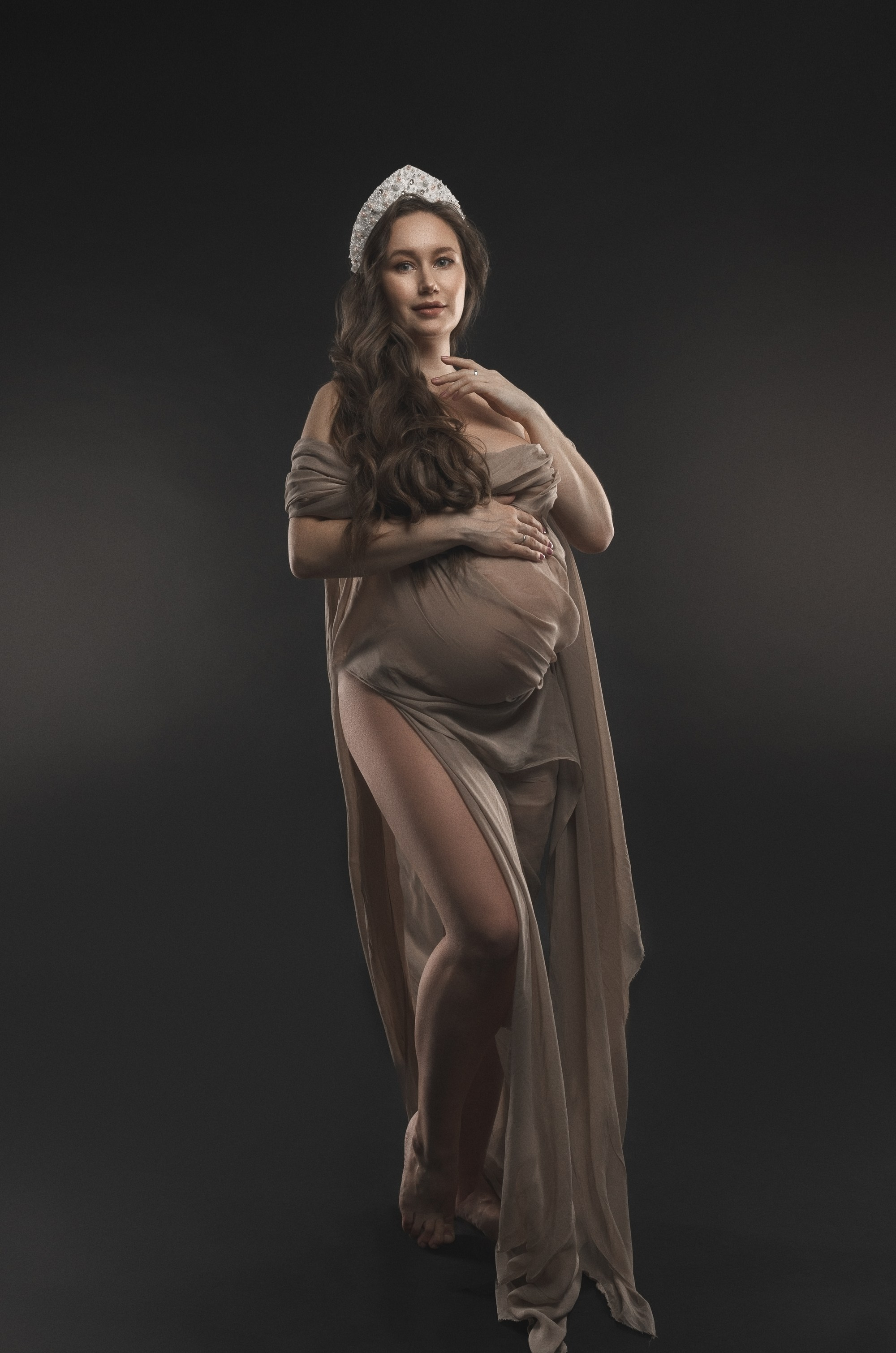 фотосессия беременной в фотостудии на темном фоне в красивом разлетающемся платье, фотография беременности, фотосессия беременных, портрет беременной в кокошнике