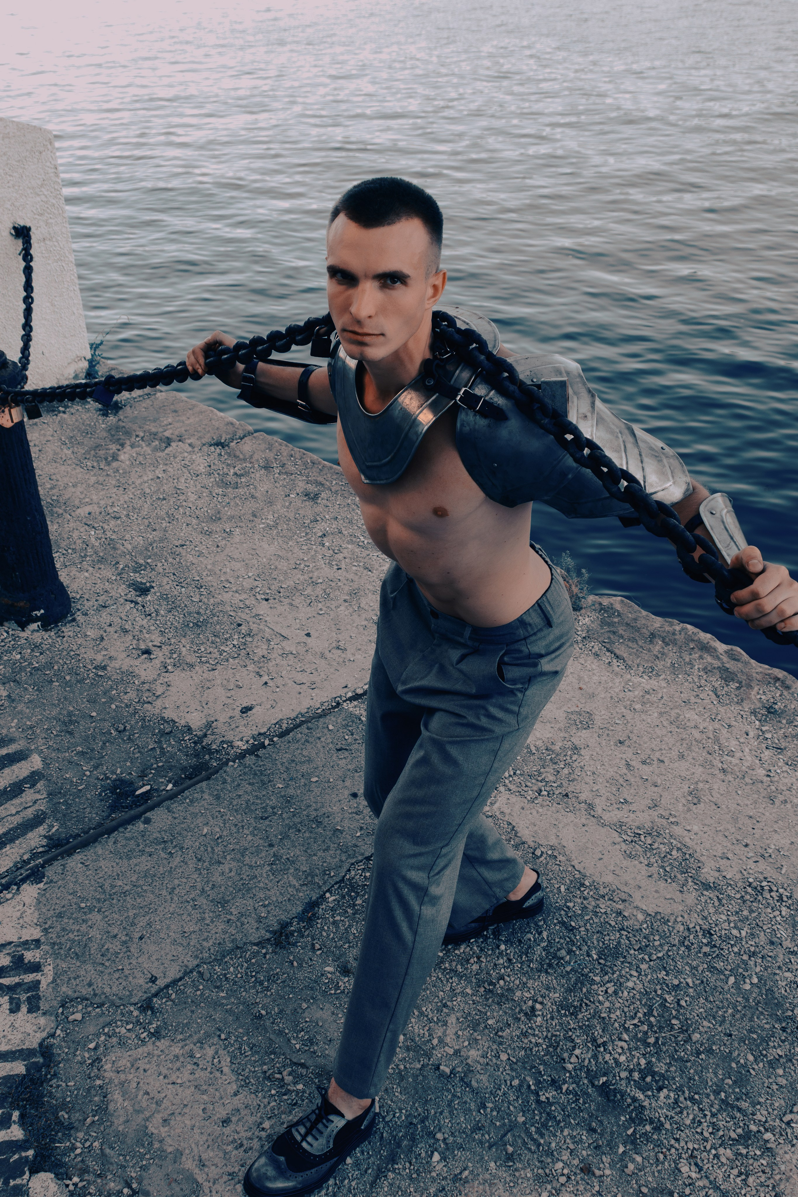 Портрет Сергея в рыцарских доспехах. На плечах стальная цепь