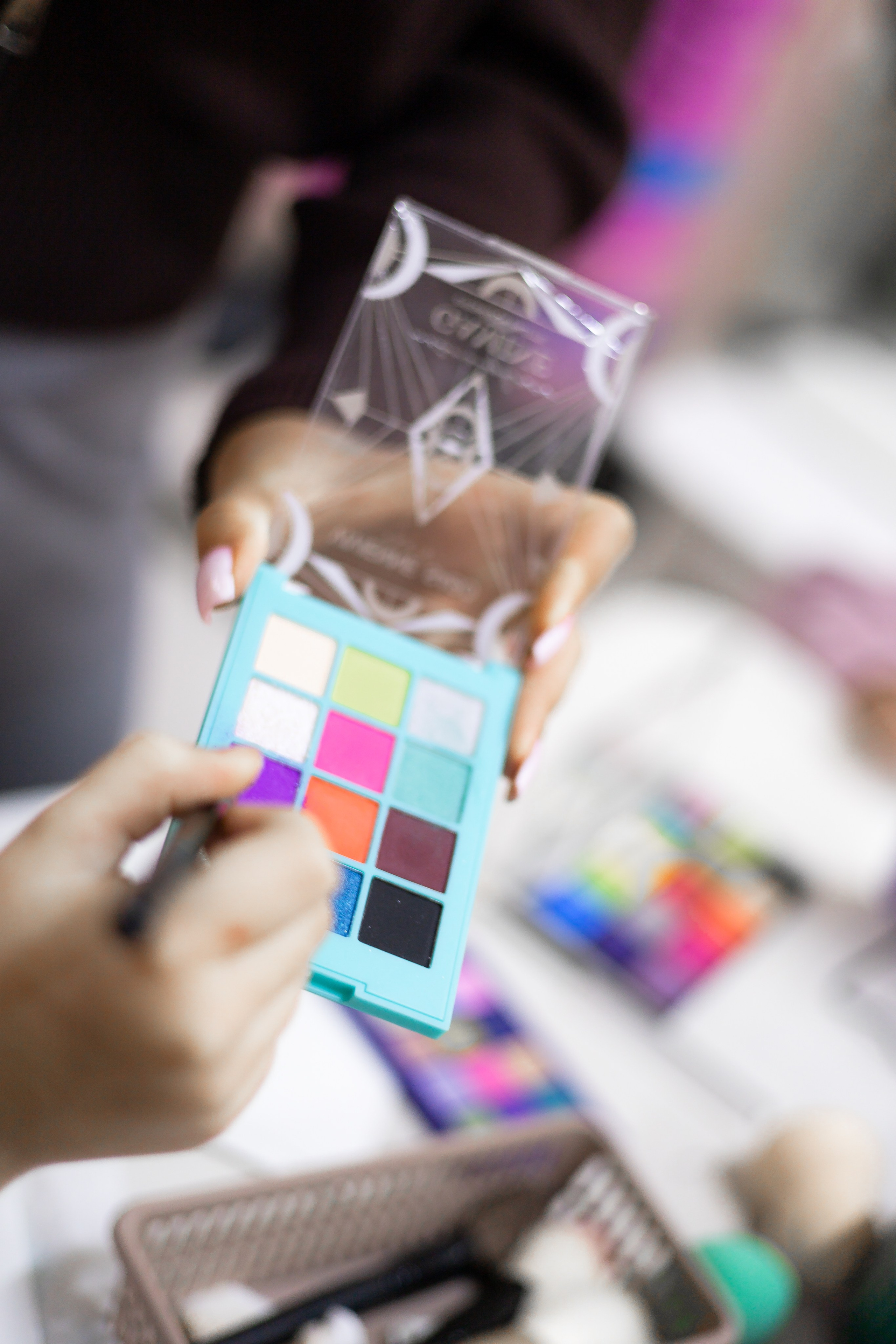 Урок «цветного» макияжа для Театра моды. Школа для девочек во Владивостоке — Само Совершенство