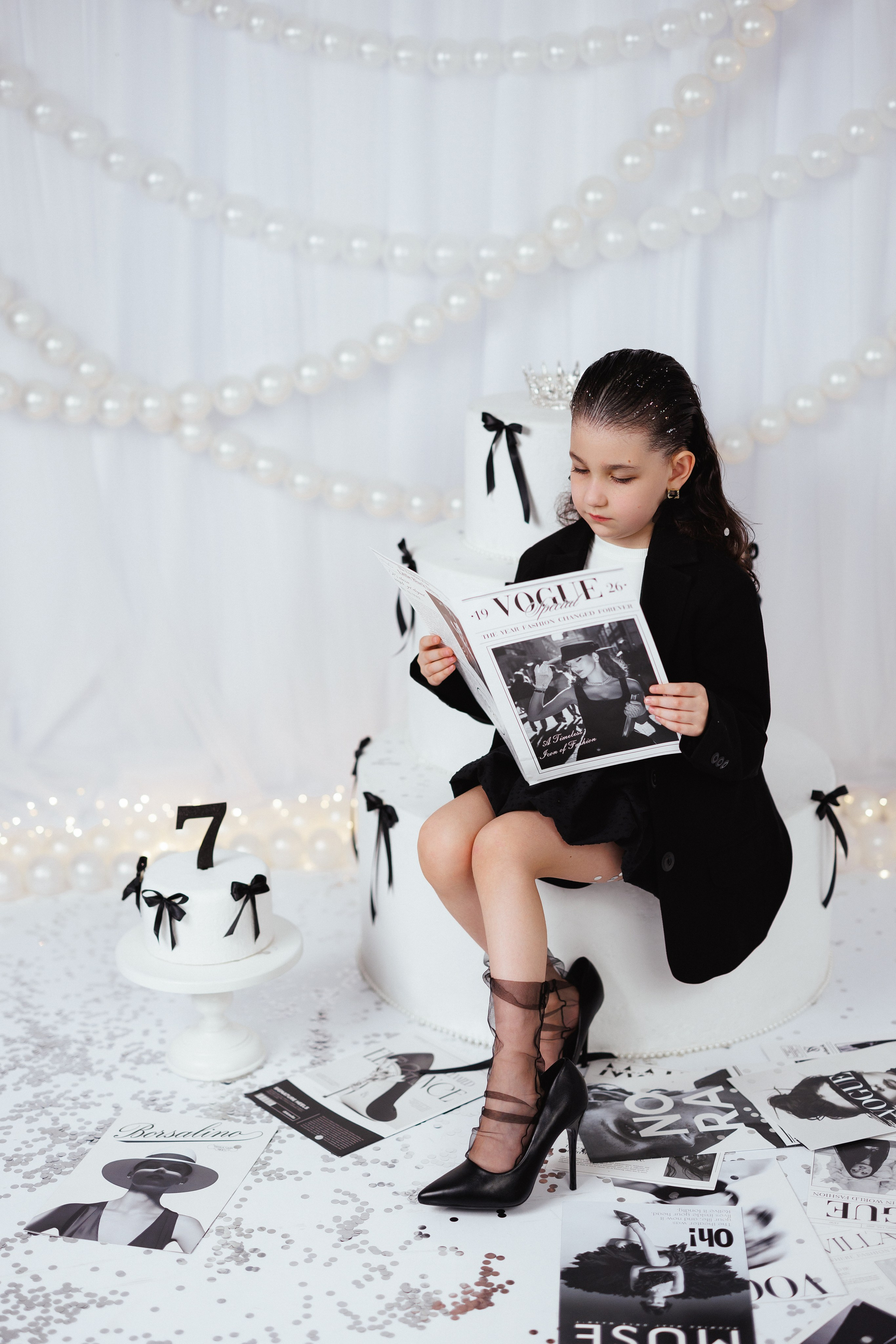 Фотосессия к дню рождения с большим тортом, в детской фотостудии «Антураж», город Краснодар. Семейный и детский фотограф в Краснодаре Анна Трашкова