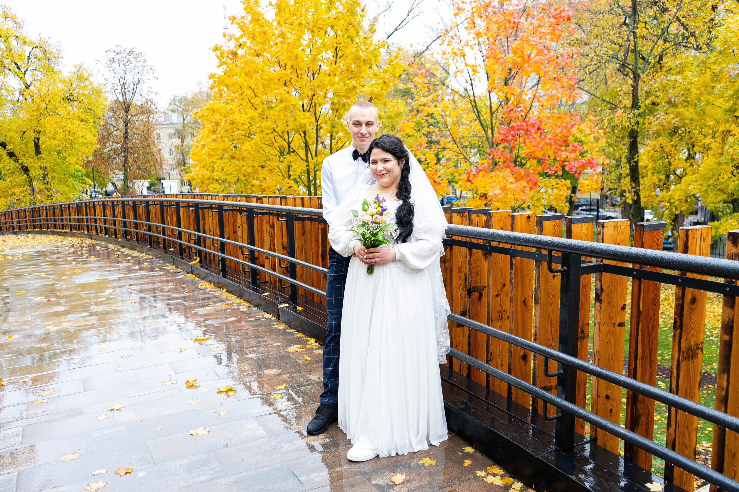 Красивый осенний пейзаж, жених и невеста позируют фотографу из Воронежа