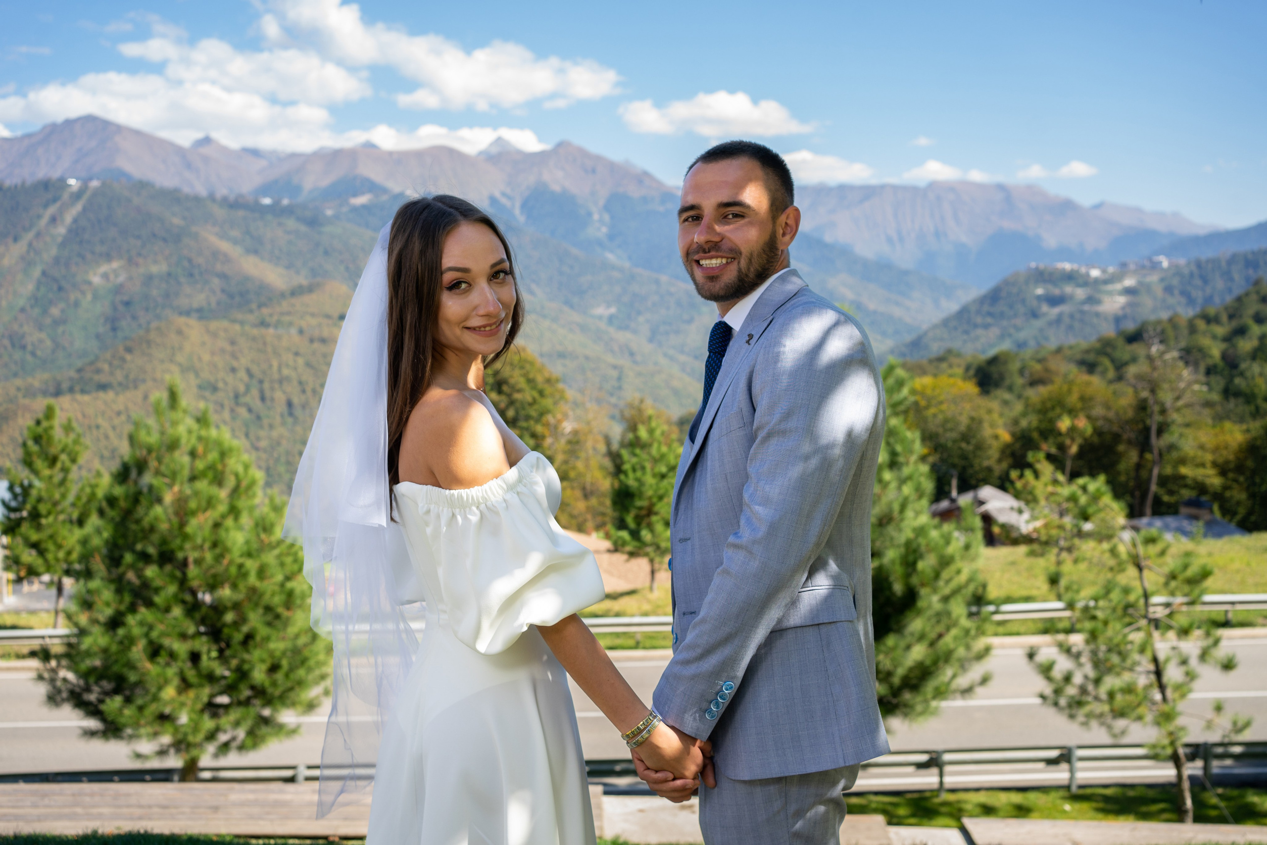 Свадебная прогулка в Красной поляне и на аллее пальм в Сириусе. Фотограф в Сочи Тиунова Маргарита и Тиунов Евгений