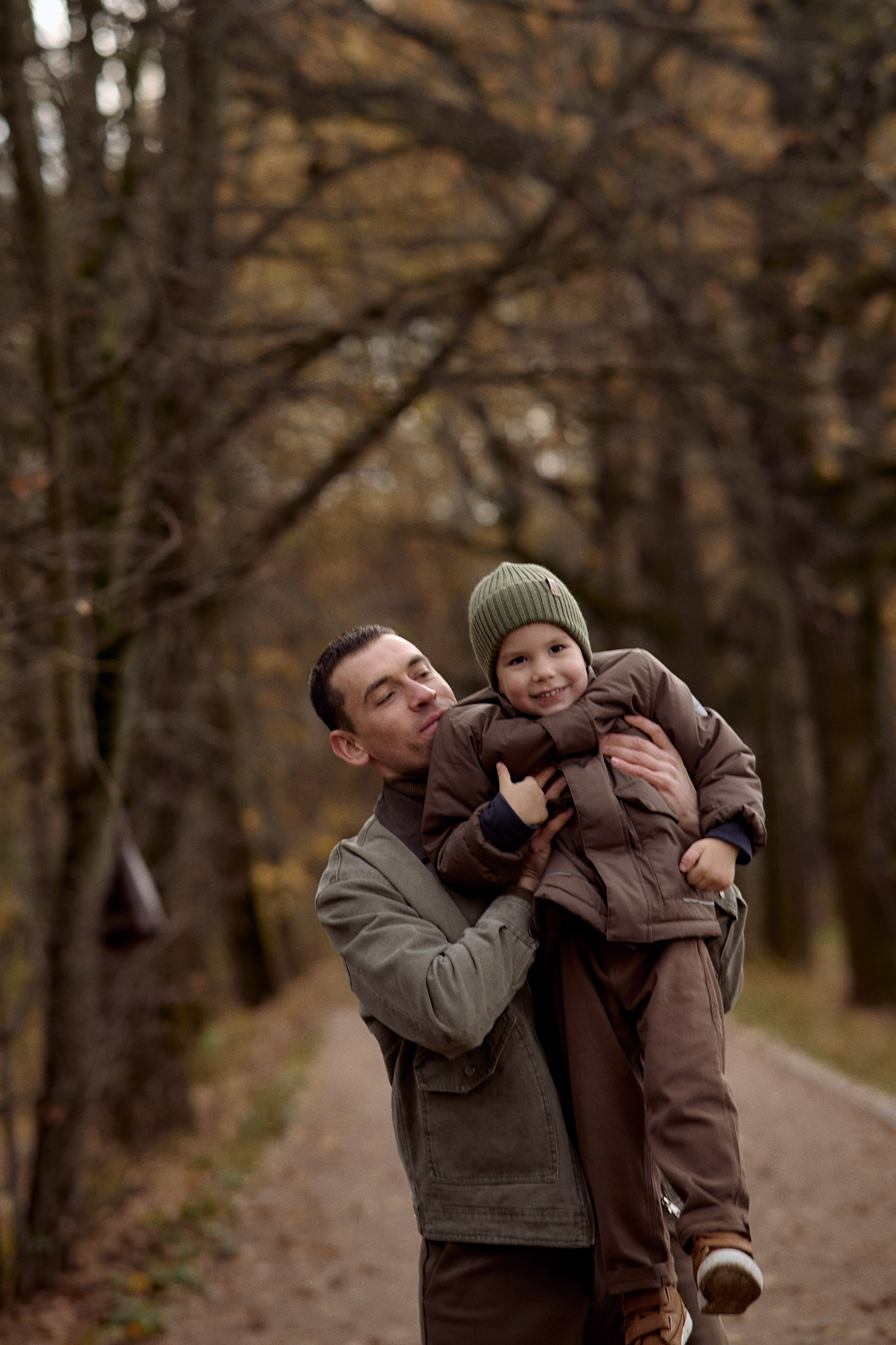 Вова, Юля и Максим в осеннем парке. Семейный и свадебный lifestyle-фотограф в Москве Мария Петрова