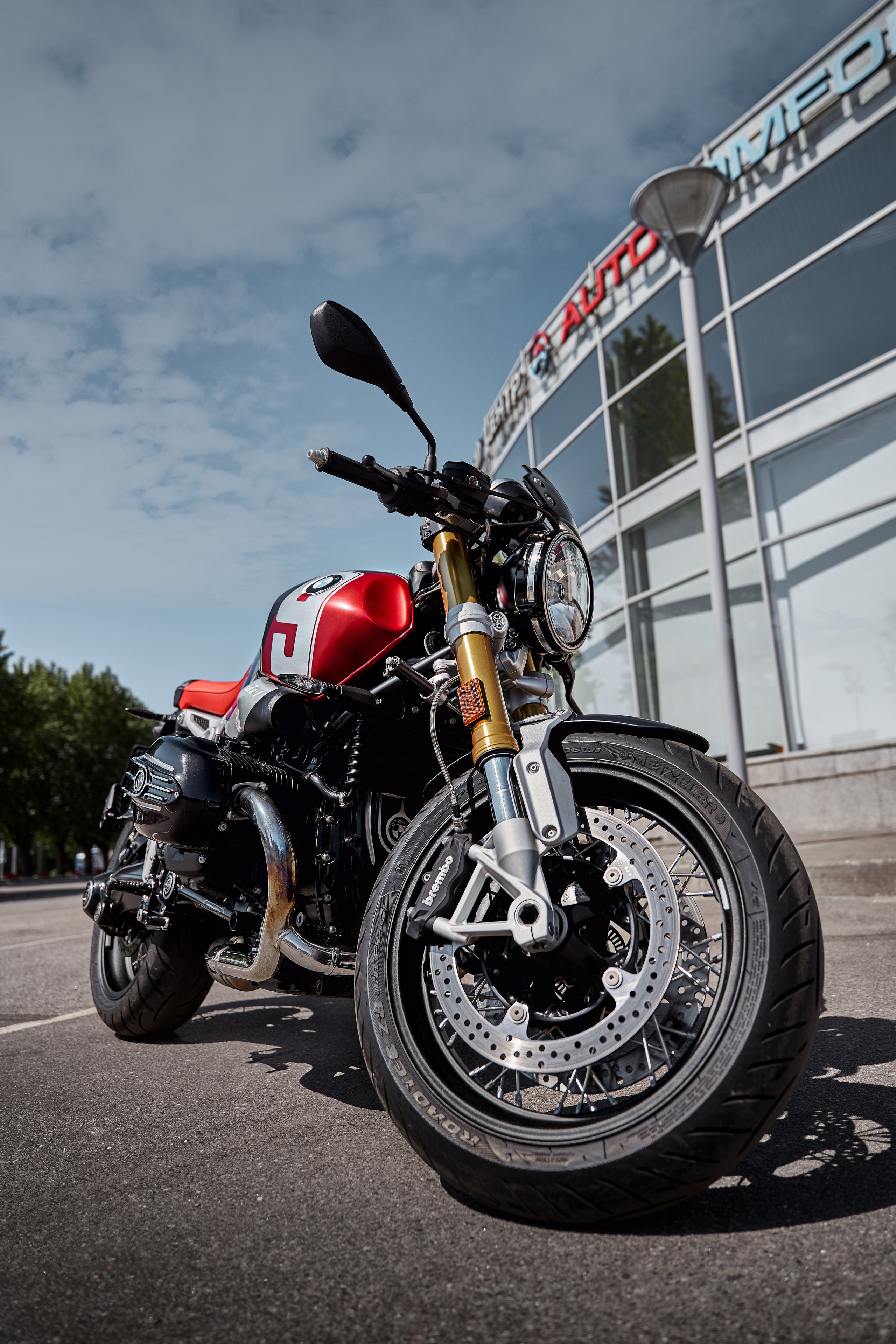 вид спереди на мотоцикл BMW option 719