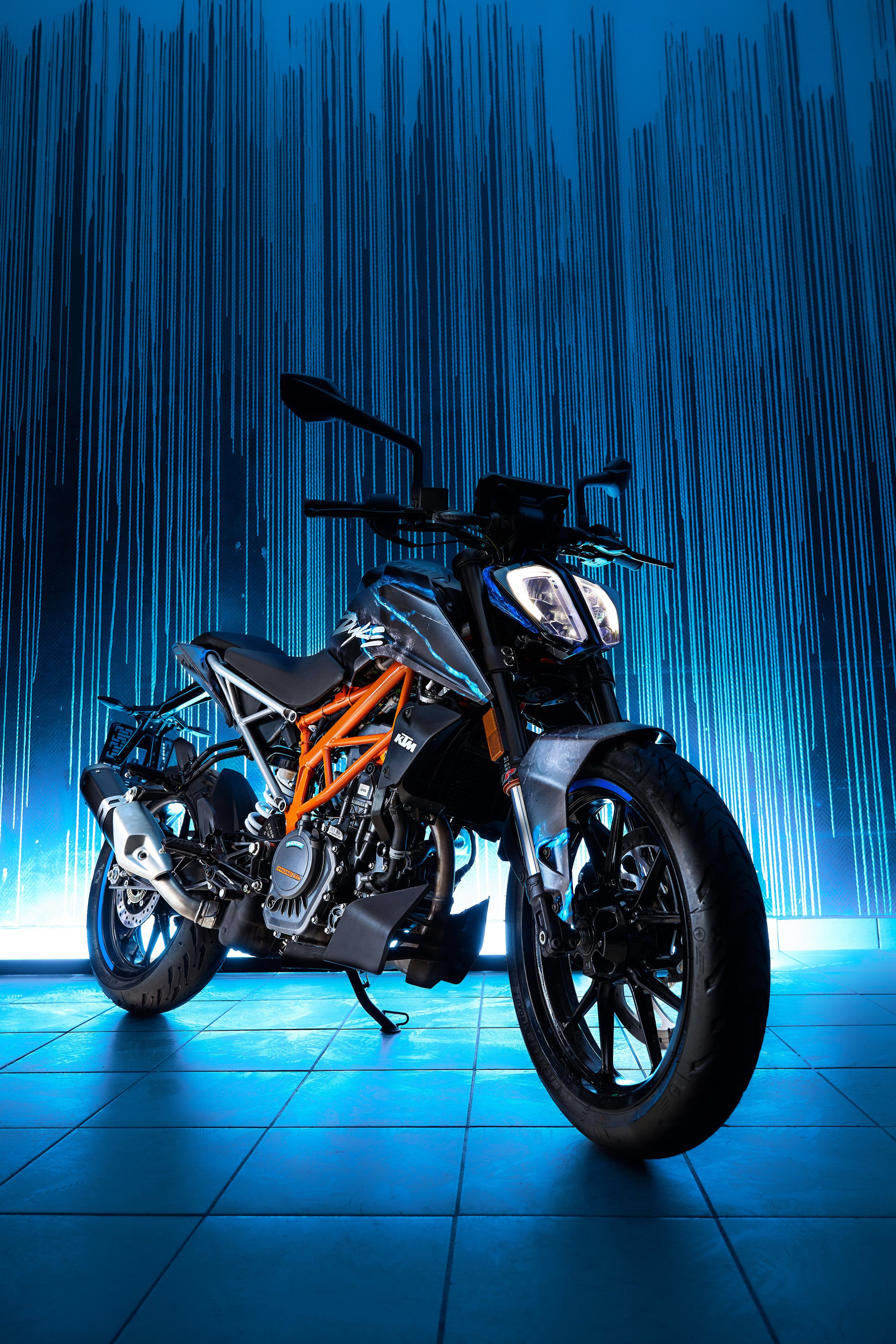 Мотоцикл KTM Duke на цветном фоне вид спереди