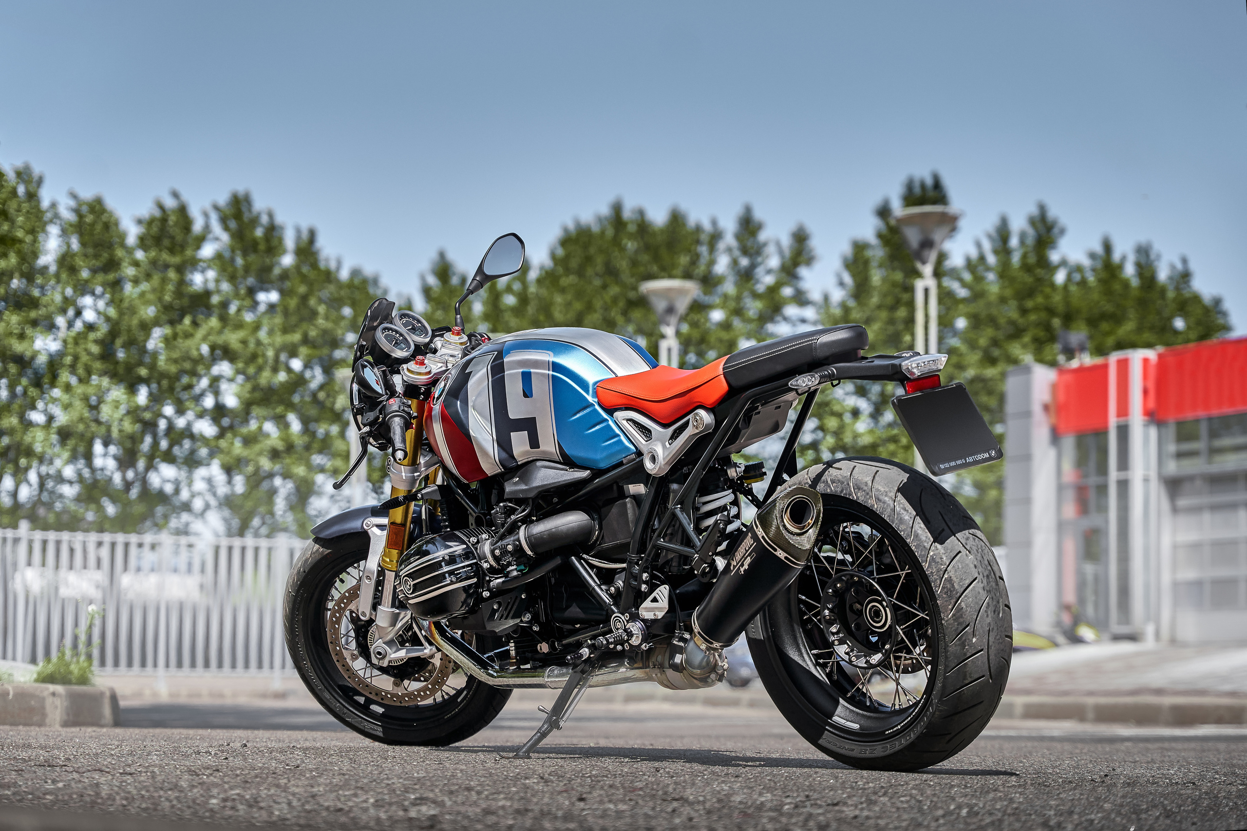 мотоцикл BMW Option 719 на красивом фоне