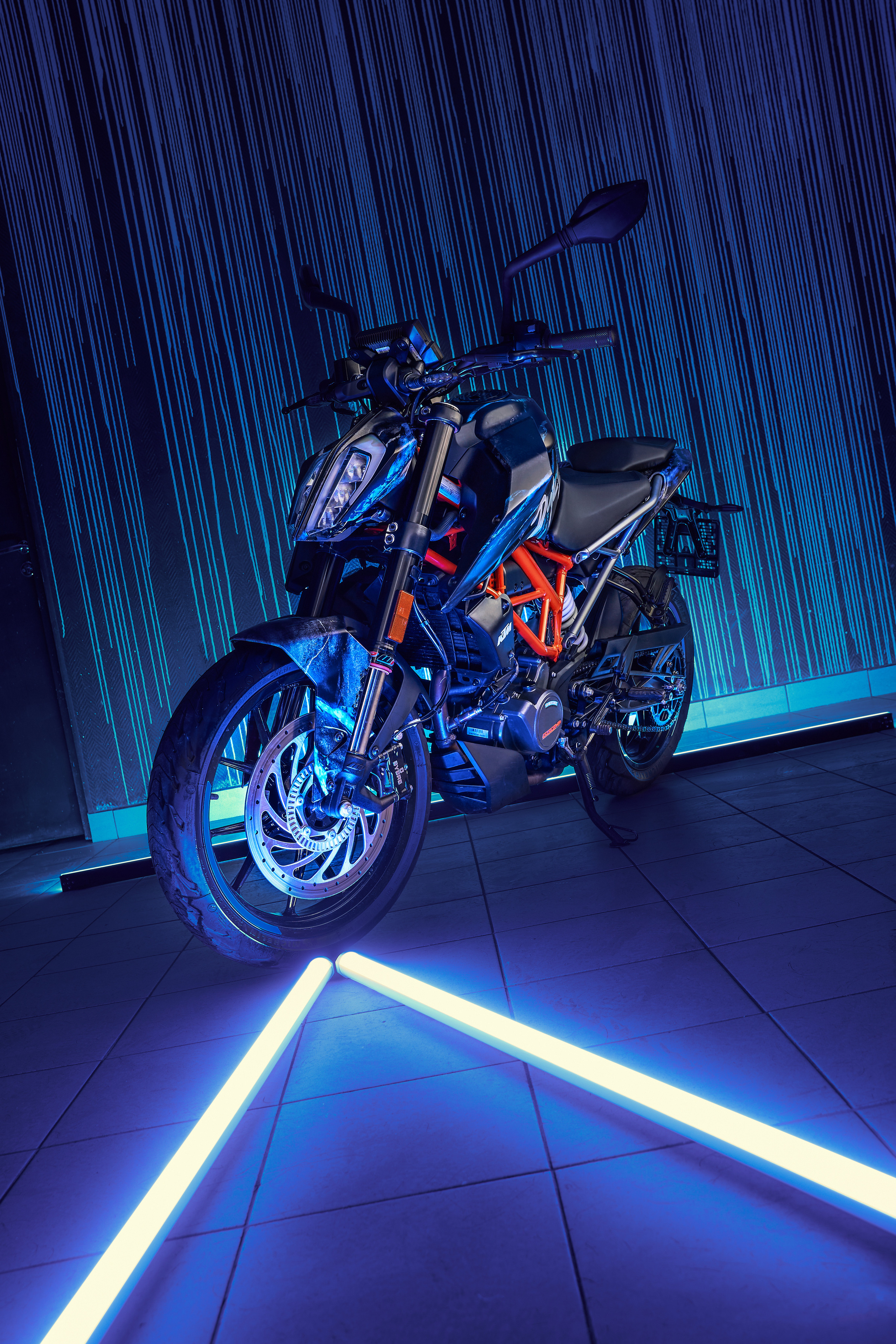 референс для съемки мотоцикла на цветном фоне