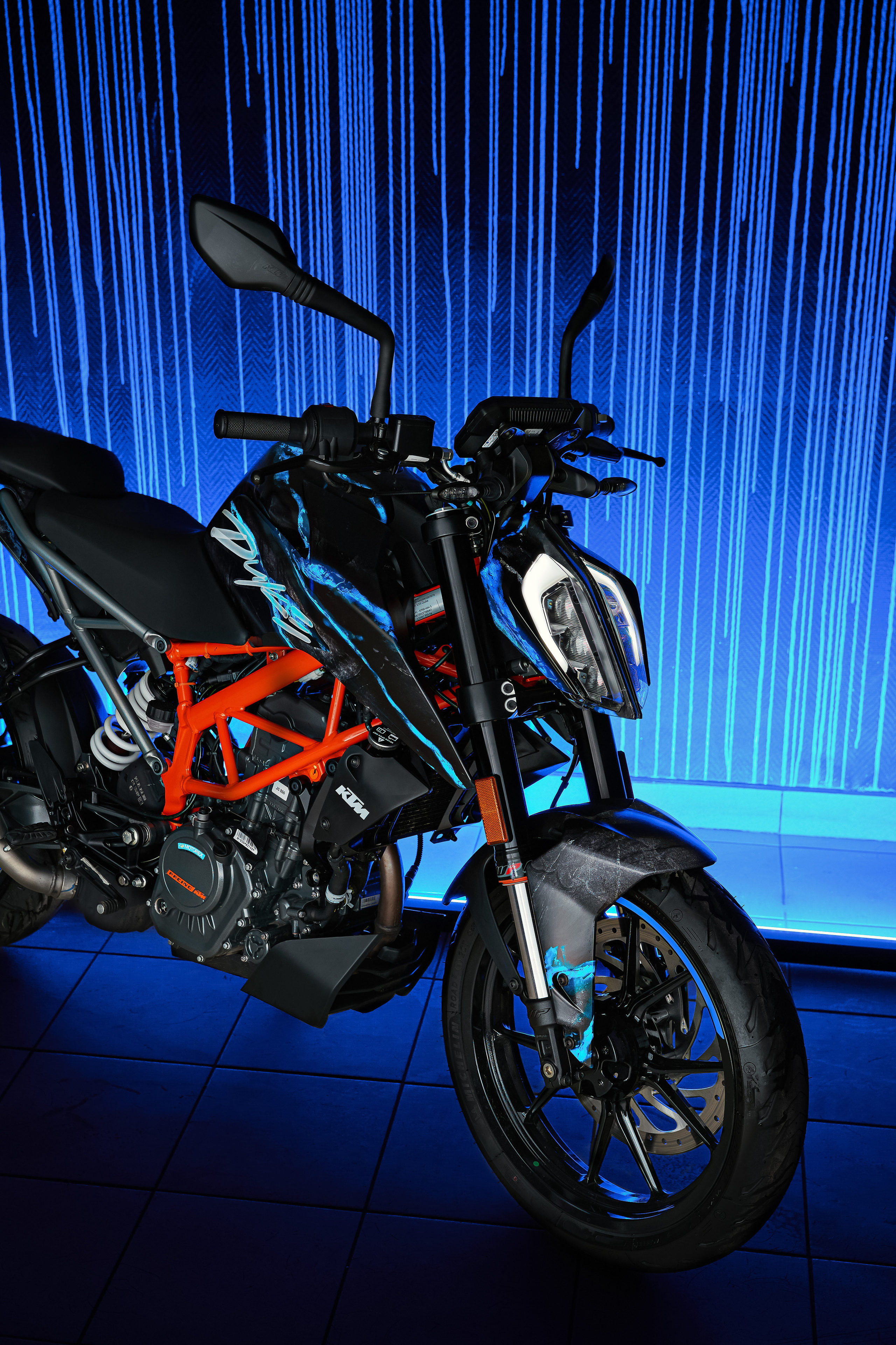 Мотоцикл KTM Duke на цветном фоне передняя часть