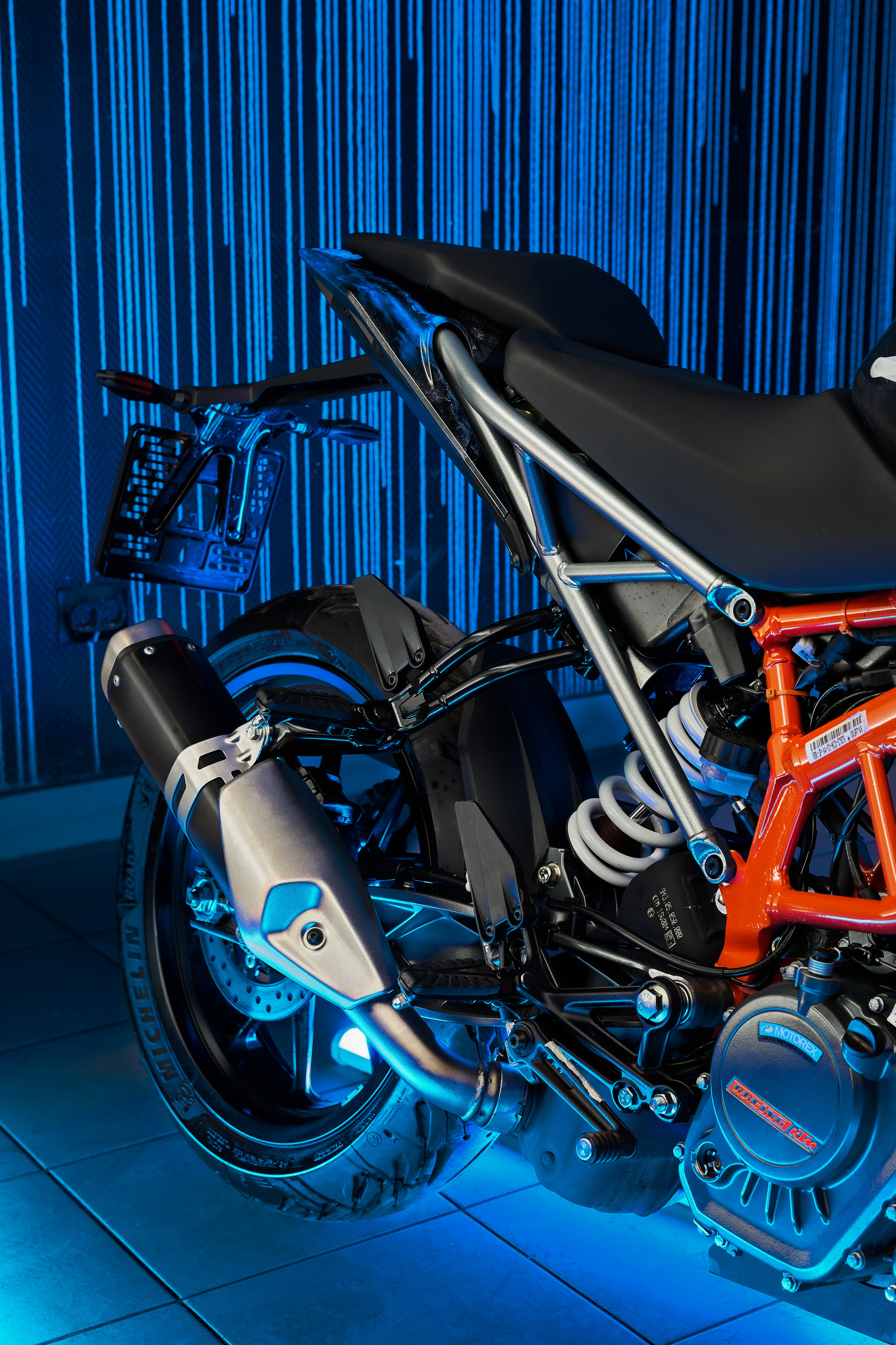 выхлопная система Мотоцикла KTM Duke на цветном фоне 