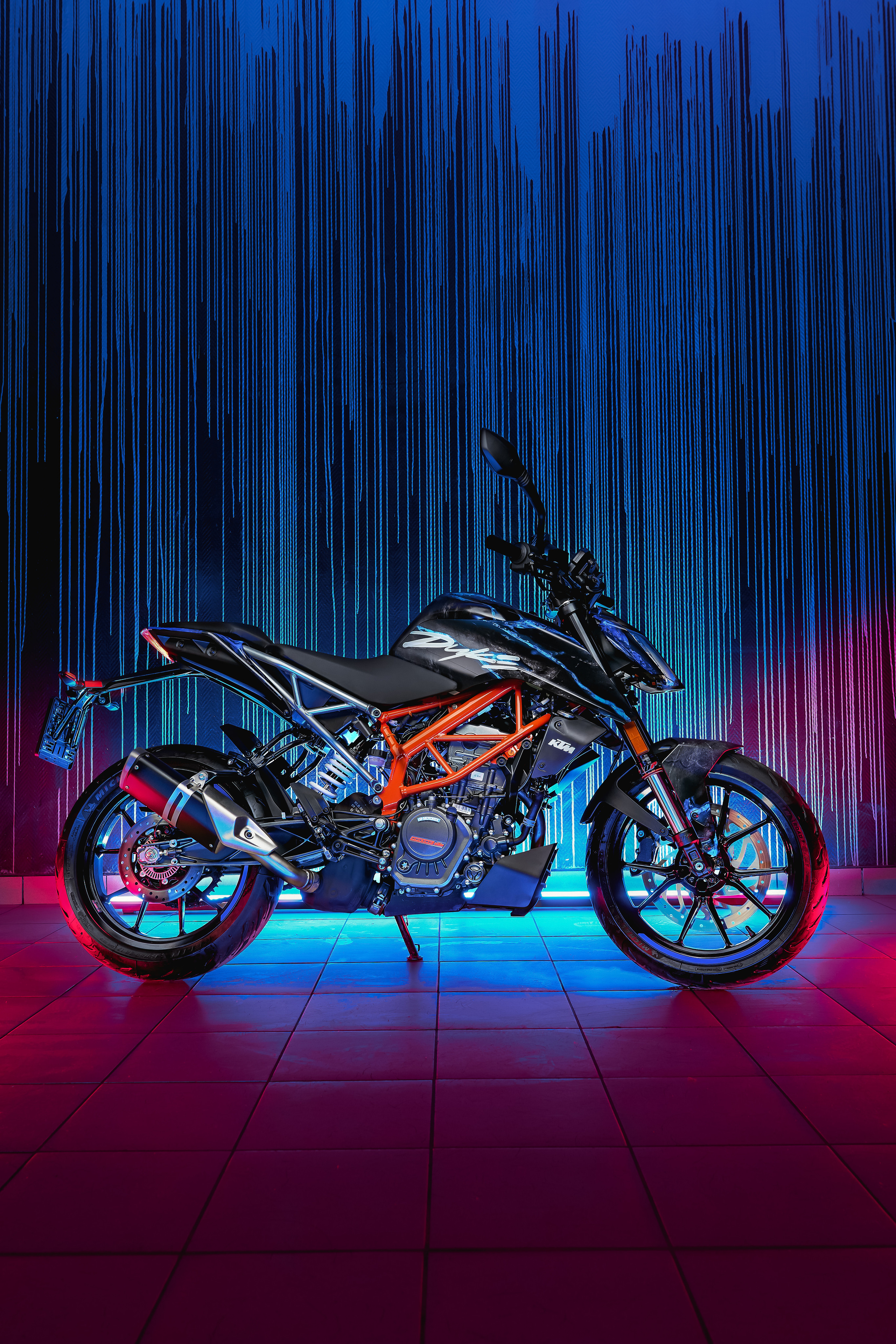 Мотоцикл KTM Duke на цветном фоне вид сбоку