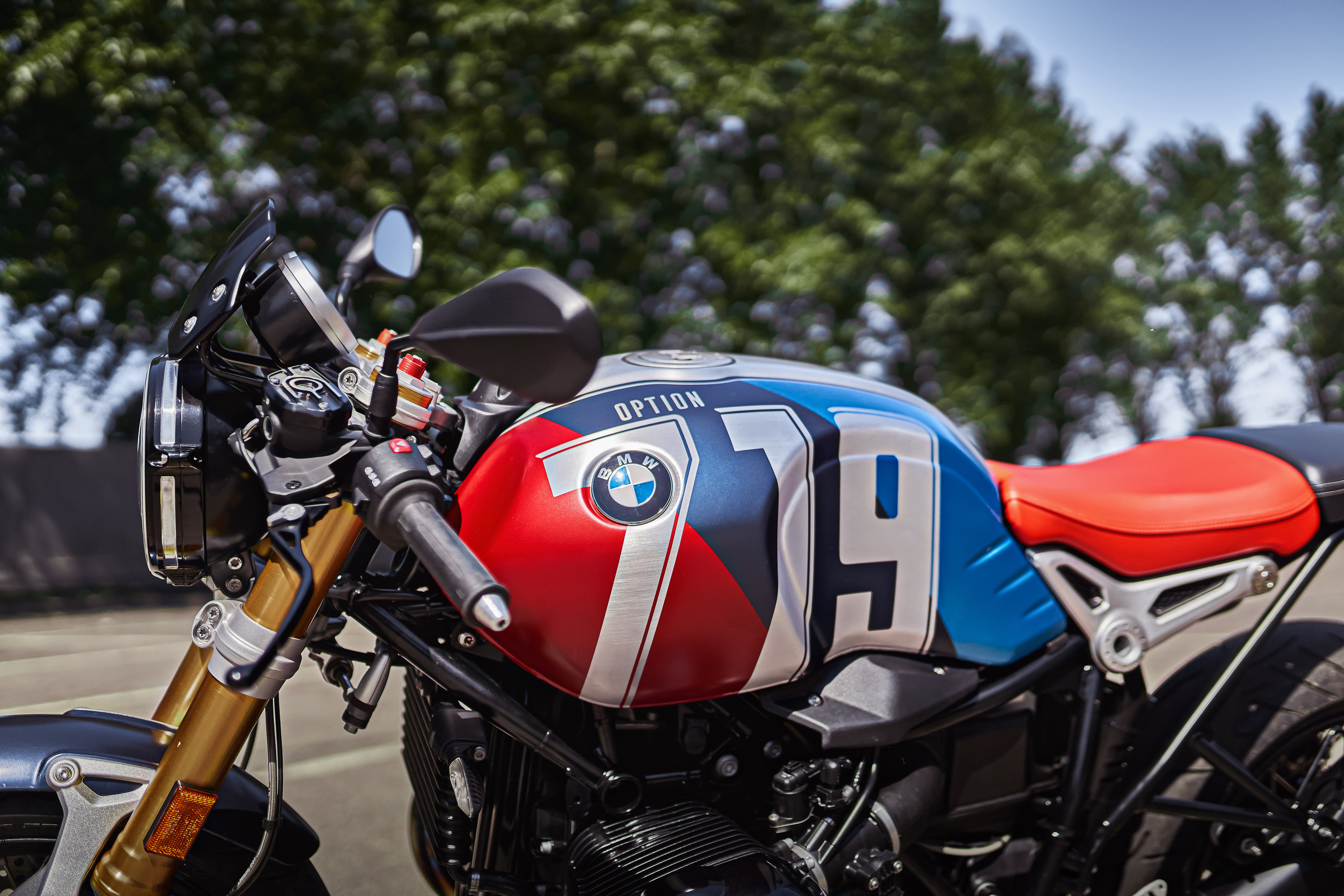 крупный план бензобака мотоцикла БМВ