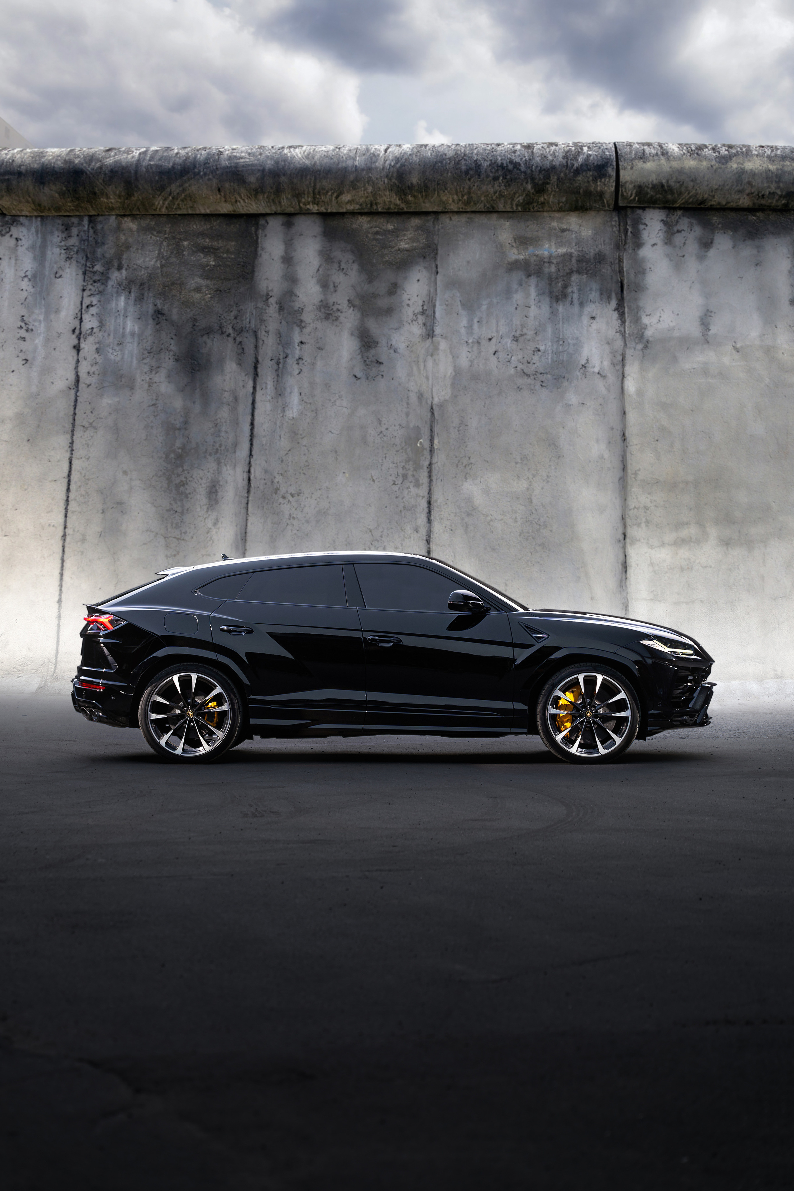 Lamborgini urus вид сбоку