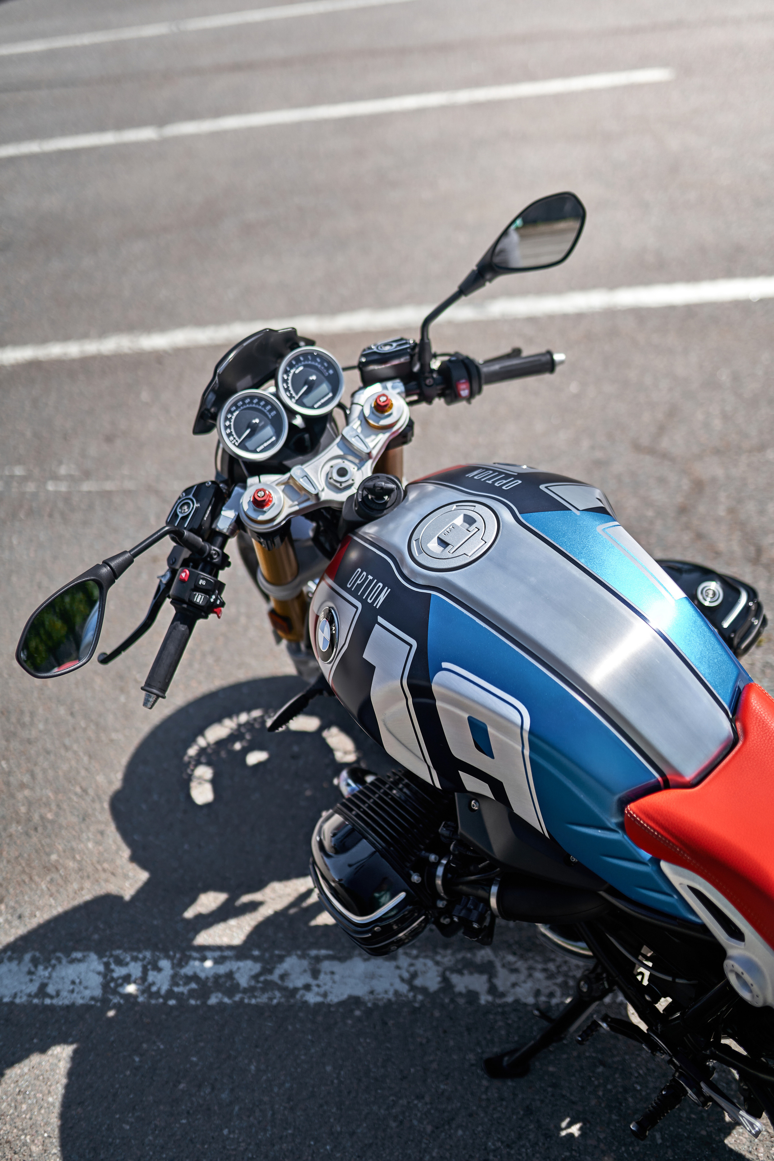 вид сверху на приборы мотоцикла BMW option 719