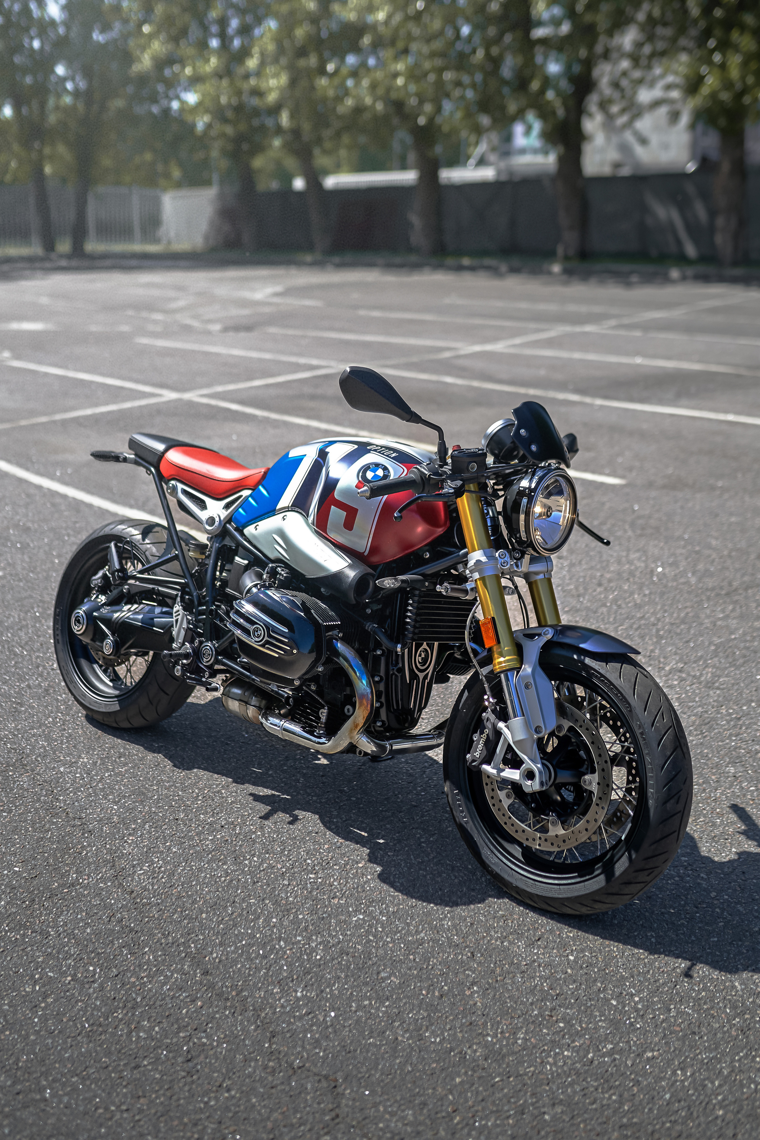 вид сбоку на мотоцикл BMW option 719