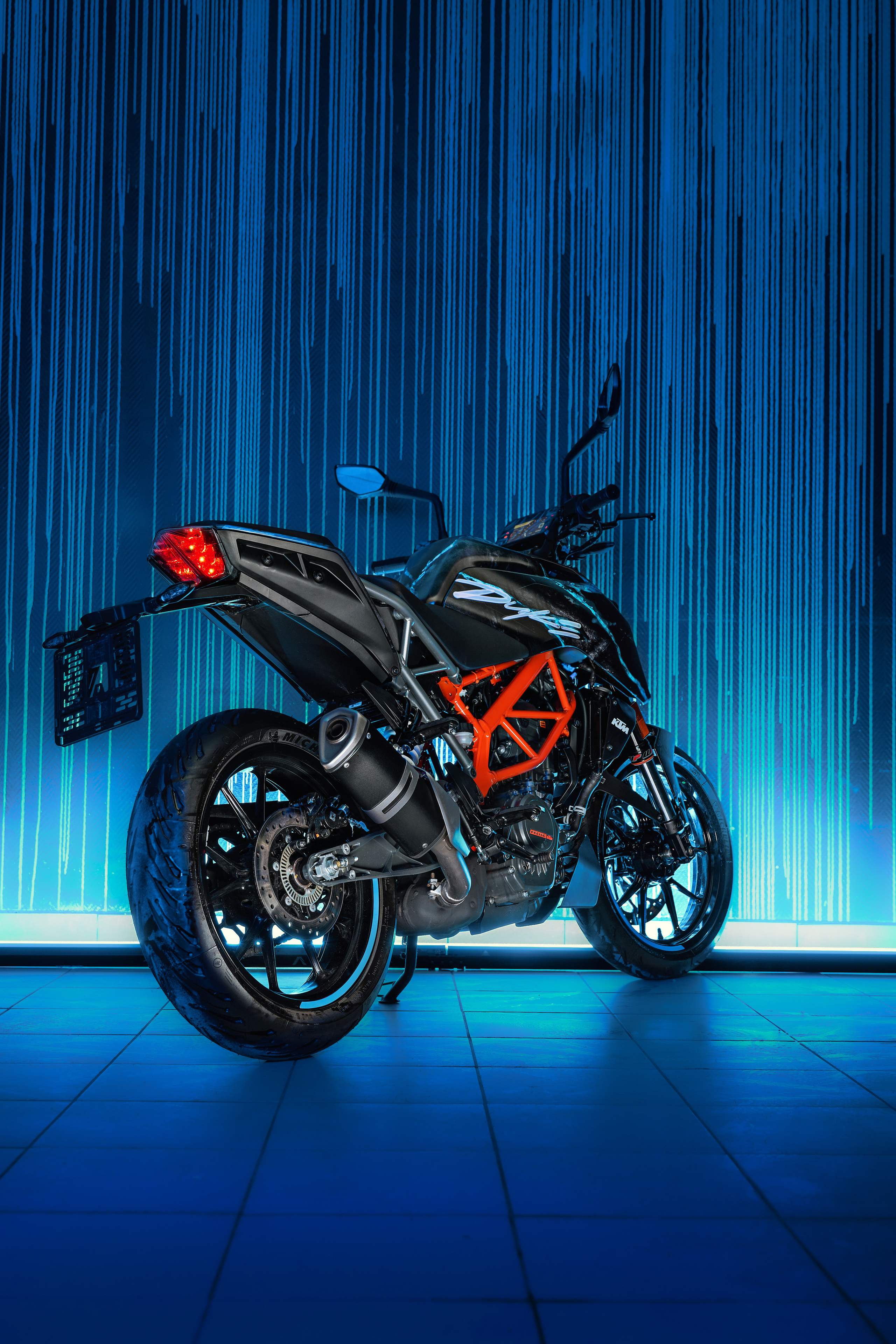 Мотоцикл KTM Duke на цветном фоне вид сзади