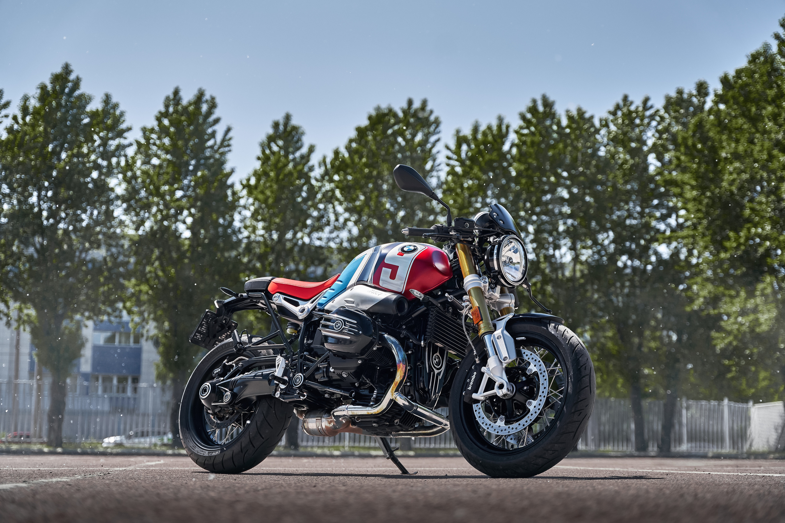 Съемка мотоцикла на фоне зеленых деревьев