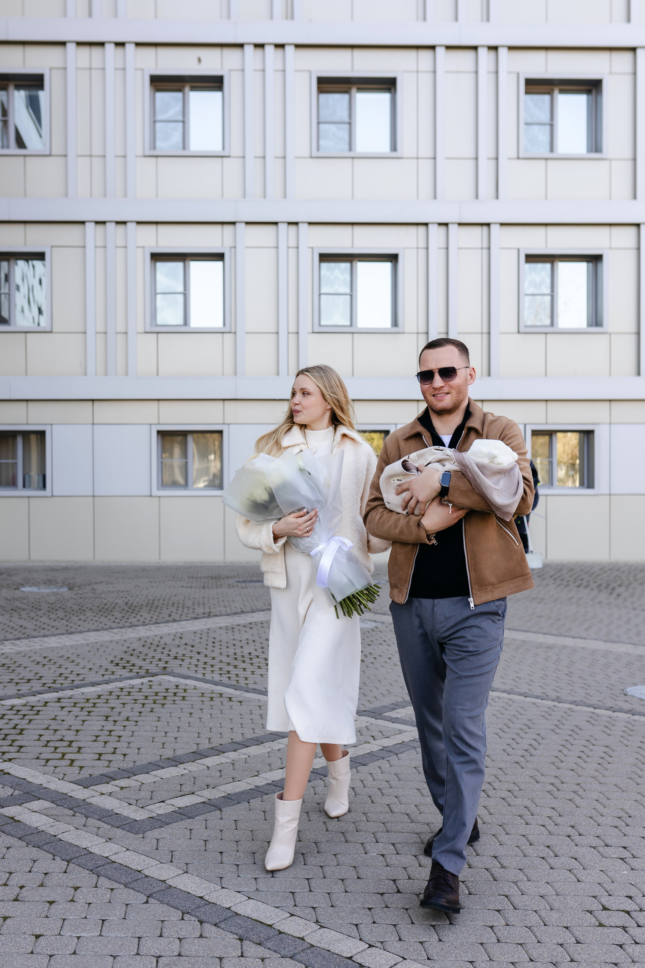 Фотограф на выписку из роддома в Краснодаре, выписка из Екатерининского роддома, фотограф Яна Морева. Семейный фотограф в Краснодаре Яна Морева