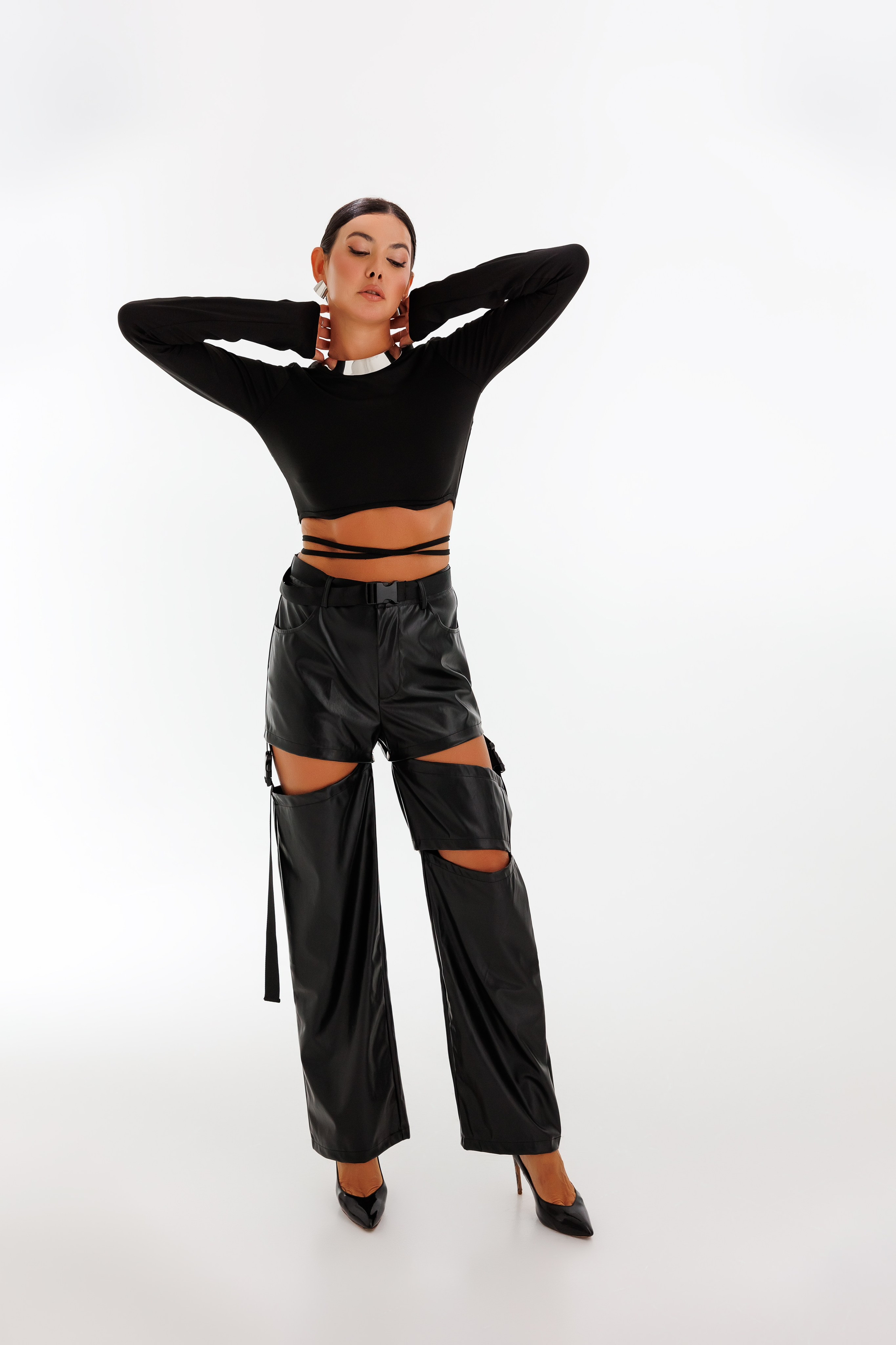 Брюки - трансформеры из экокожи . Штанины отстёгиваются и превращаются в шорты 