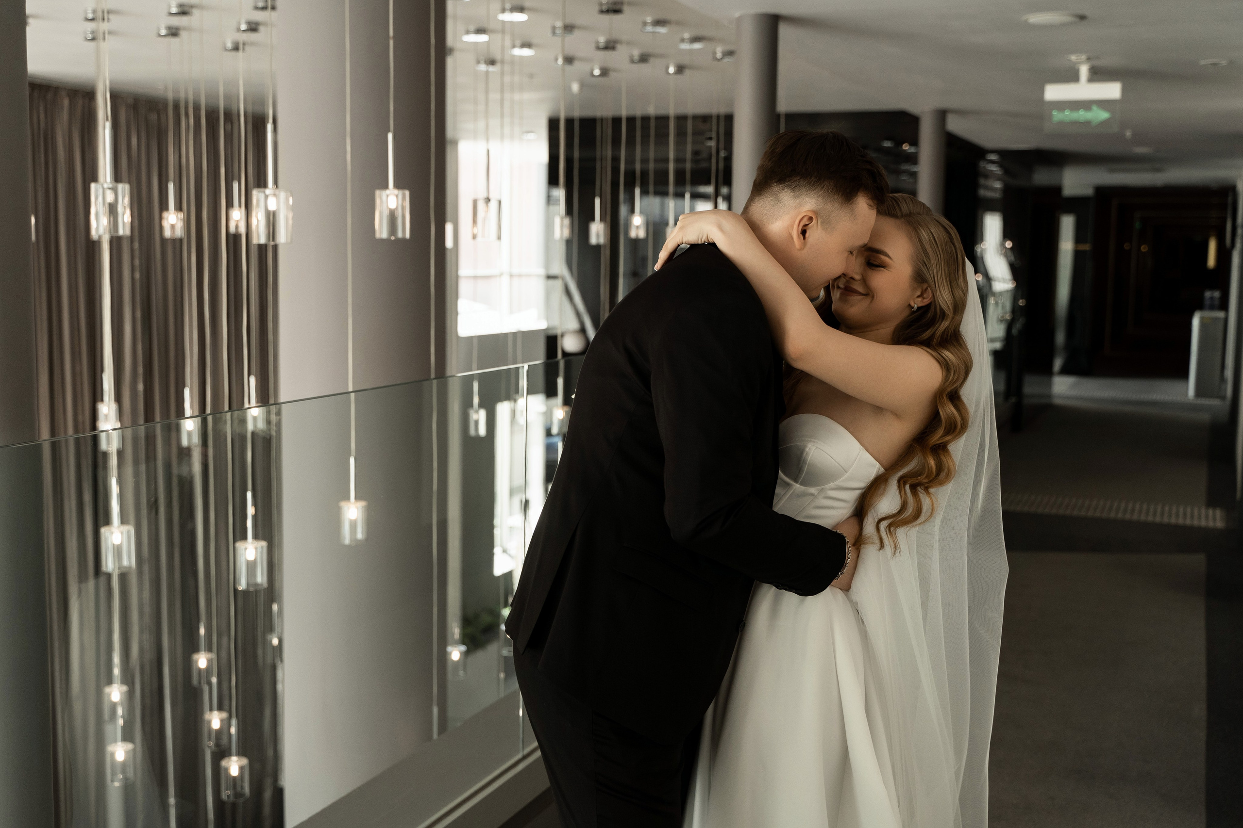 Свадебная фотосессия в Екатеринбурге, фотосессия у Оперного театра, сборы в отеле. Фотограф Татьяна Мамонтова