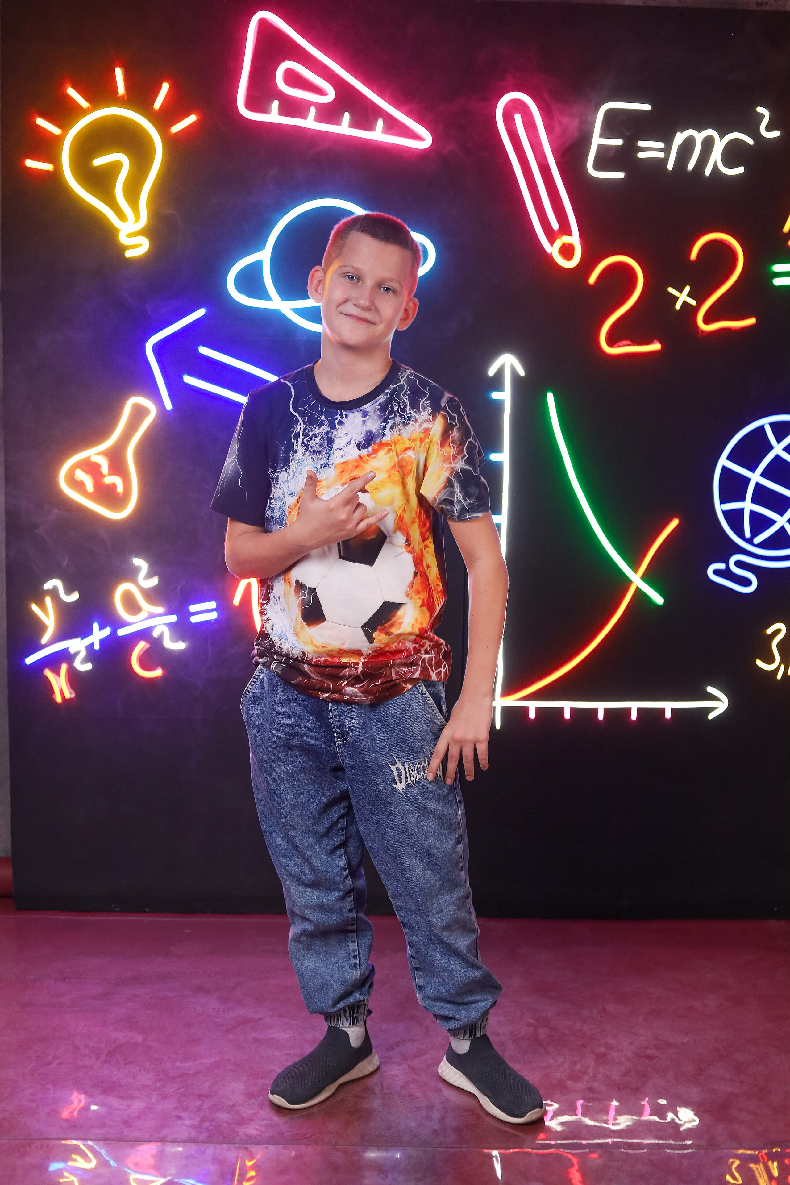 Выпускной альбом "Неон". Выпускные альбомы в Тюмени для школ, садов, вузов спортивных секций