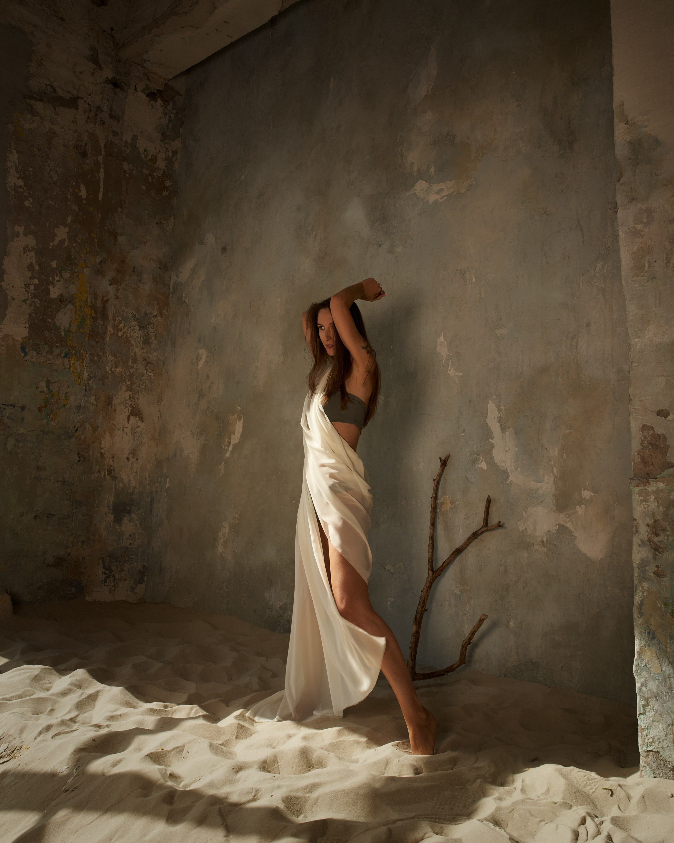 Фотосессия очаровательной девушки в студии с песком и легкой полупрозрачной тканью. Легкость и отличное настроение.