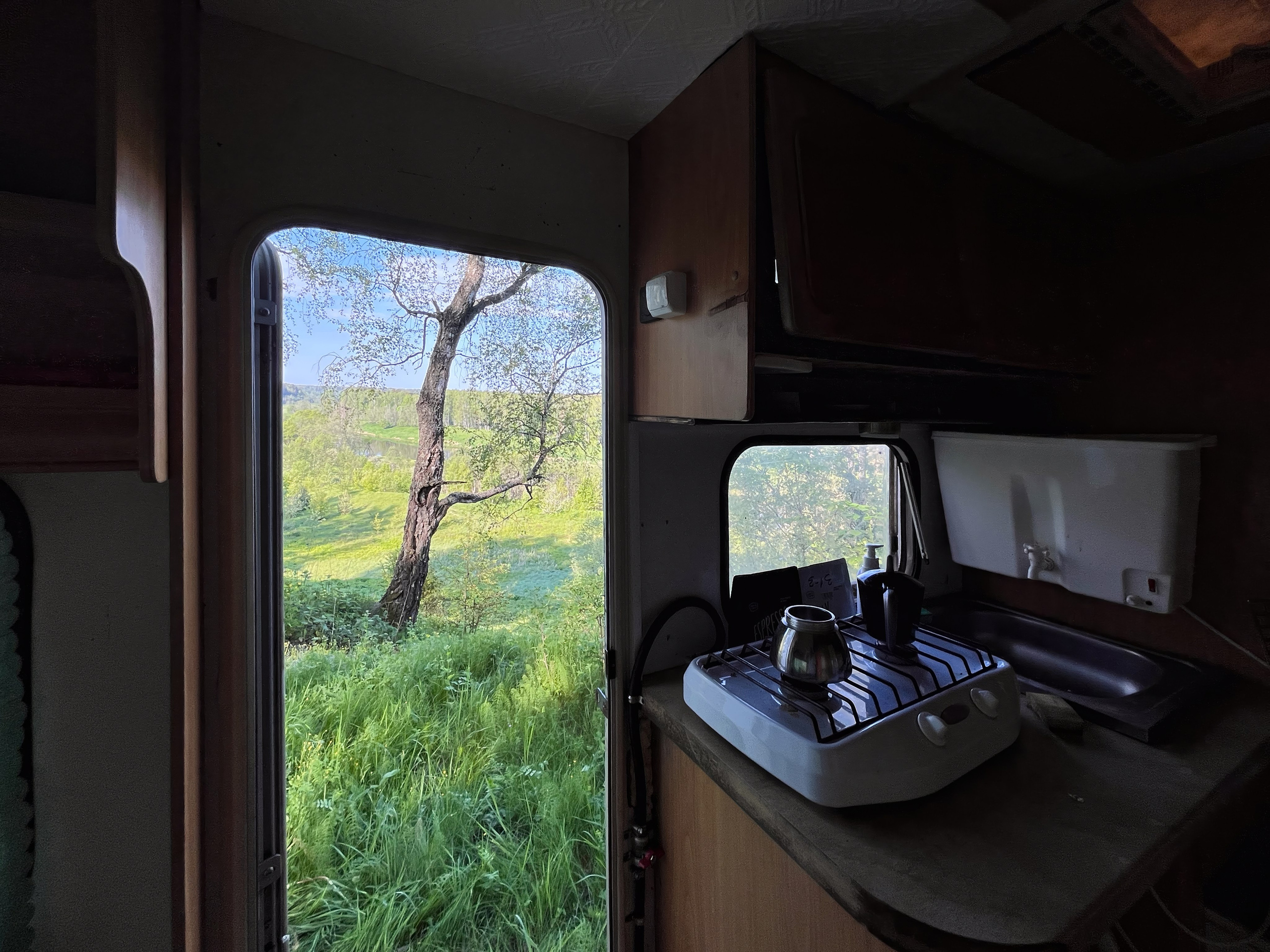 На берегу Угры. Конец мая 2024 года. Фотограф Никифоров-Гордеев Сергей. Москва и МО