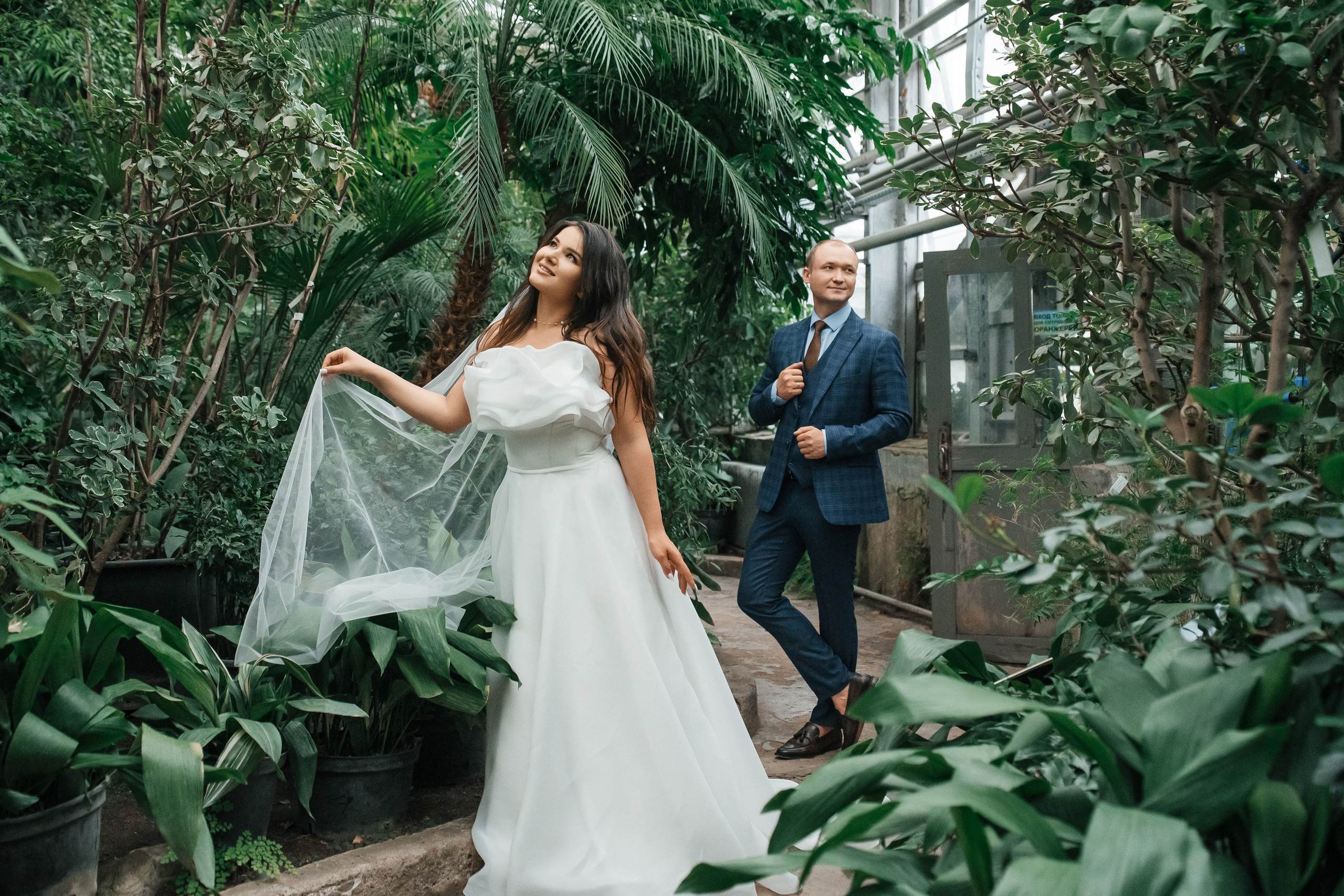 Свадебная фотосессия в оранжерее Ботанического сада им. Цицина. Свадебный и репортажный фотограф-видеограф Москва и Московская область