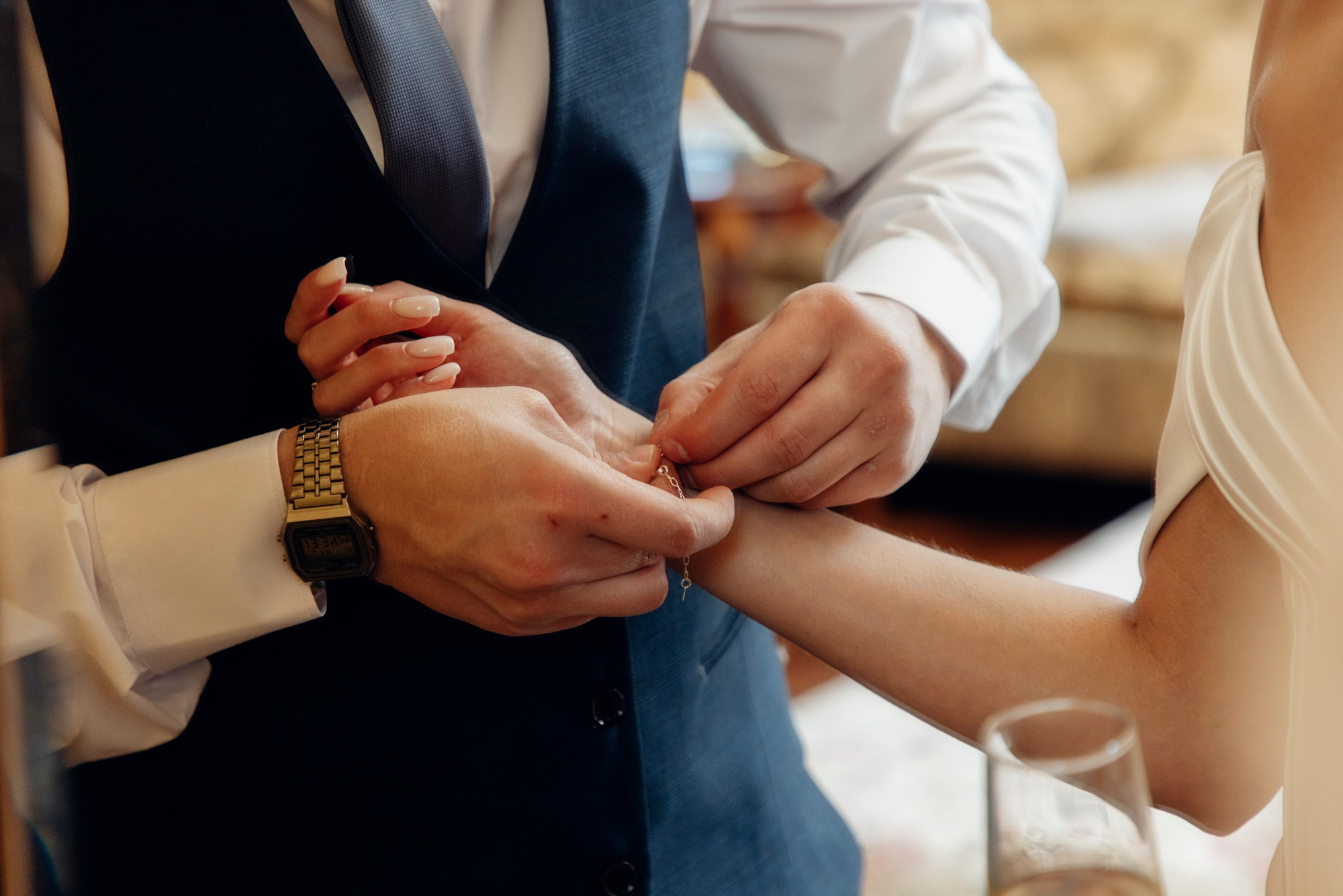 где купить свадебный букет, какой подарок подарить на свадьбу, свадебное платье где купить спб, свадебный салон, актуальные свадебные платья 2025, костюм для жениха, какой ресторан выбрать спб, отель для свадьбы